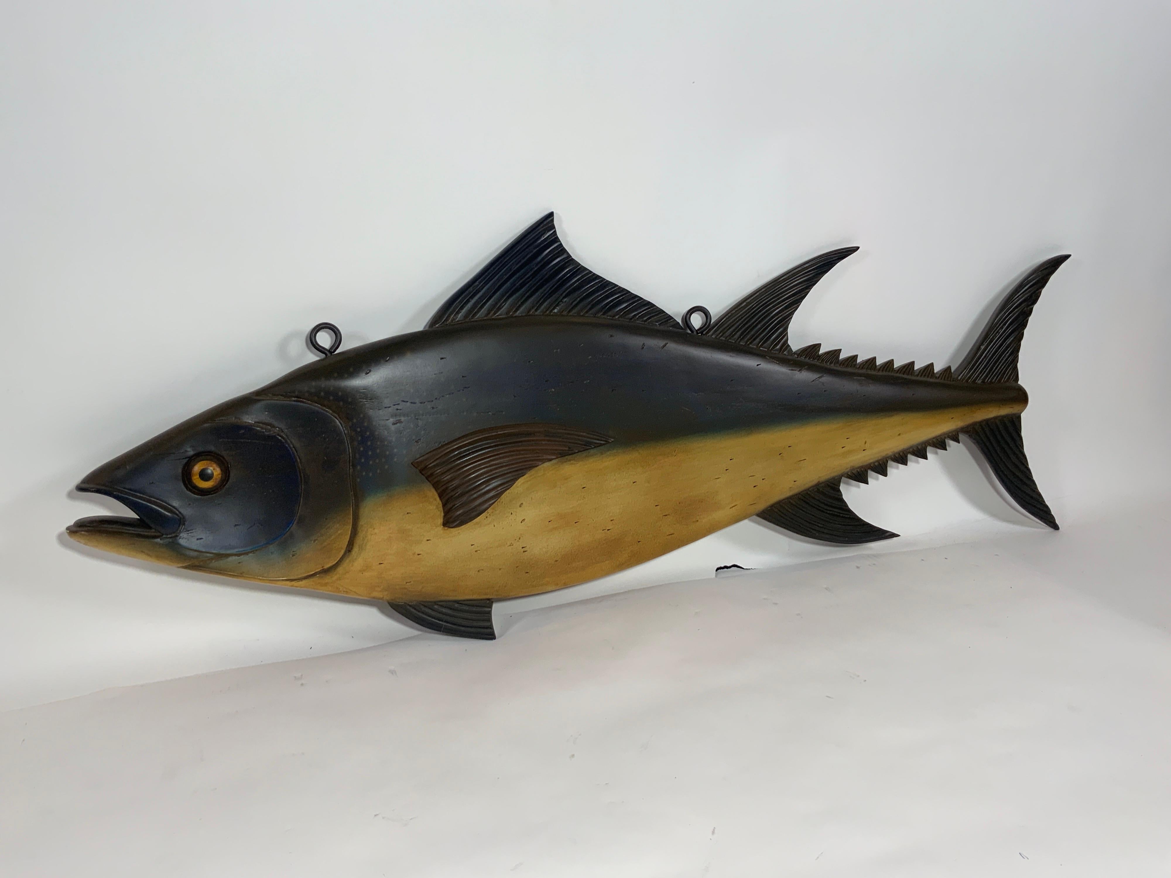 Geschnitztes und bemaltes Tuna-Fisch-Werkschild im Angebot 1