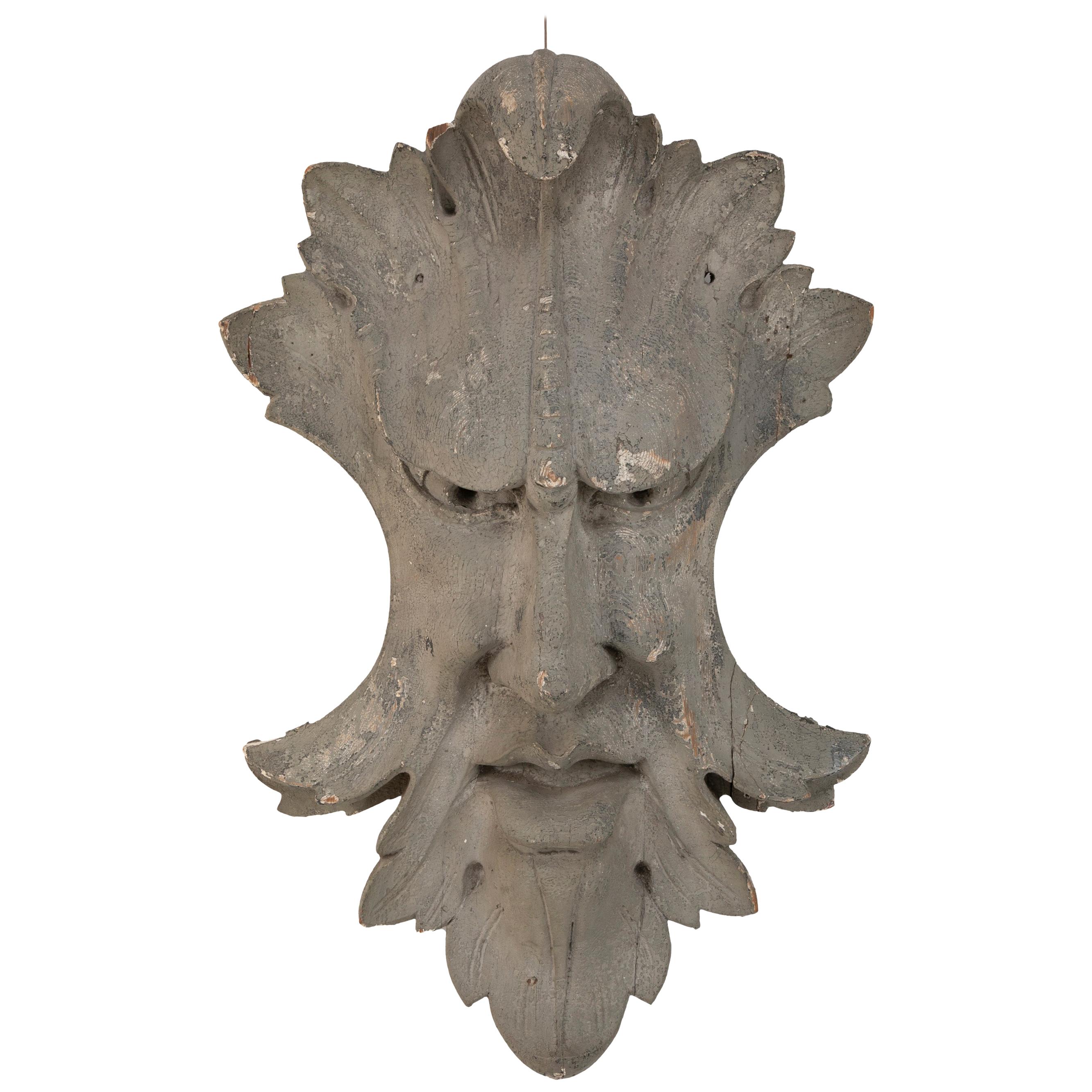 Geschnitztes und bemaltes Architekturelement aus Holz in Form einer Maske "Grüner Mann"