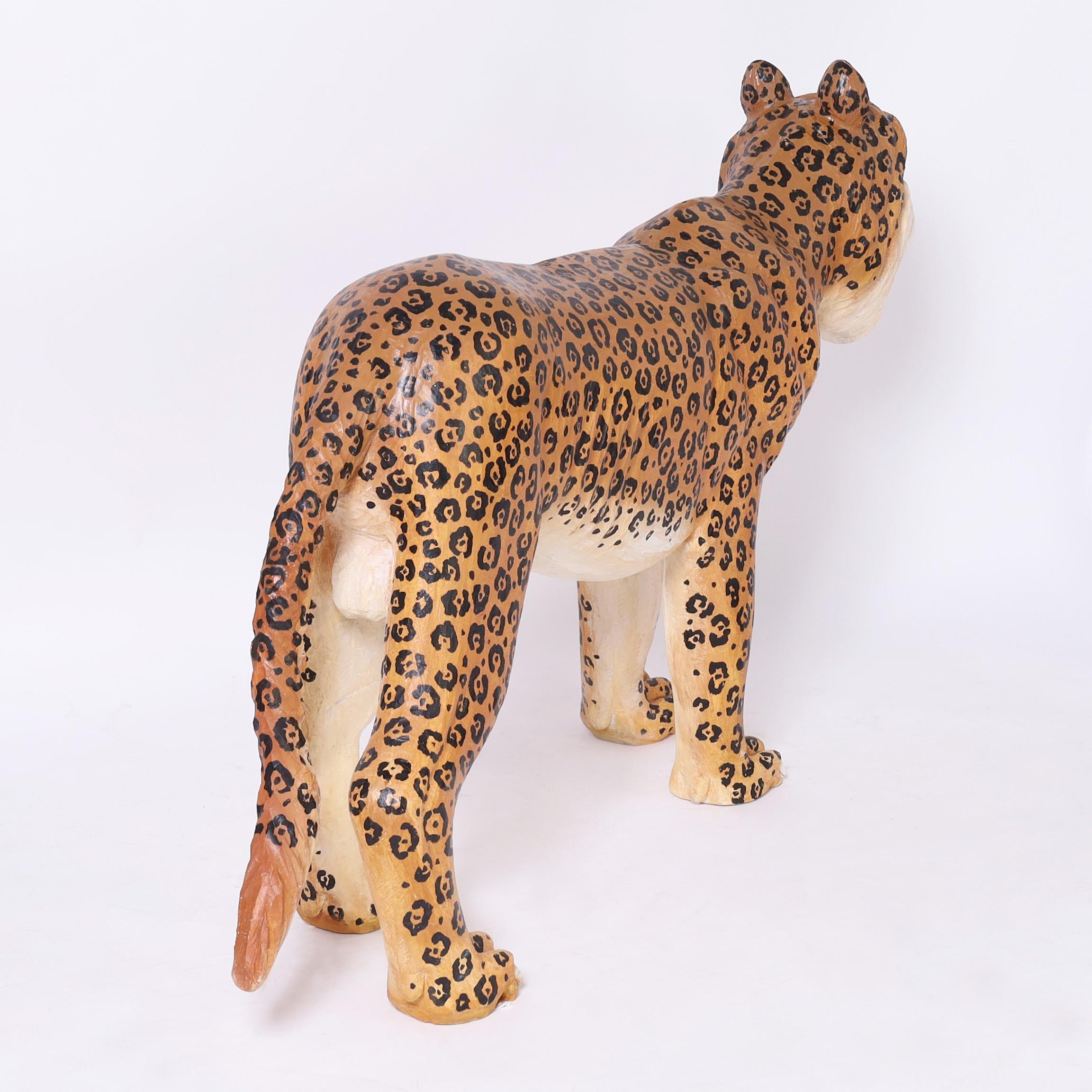 Jaguar ou grand félin en bois sculpté et peint Bon état - En vente à Palm Beach, FL