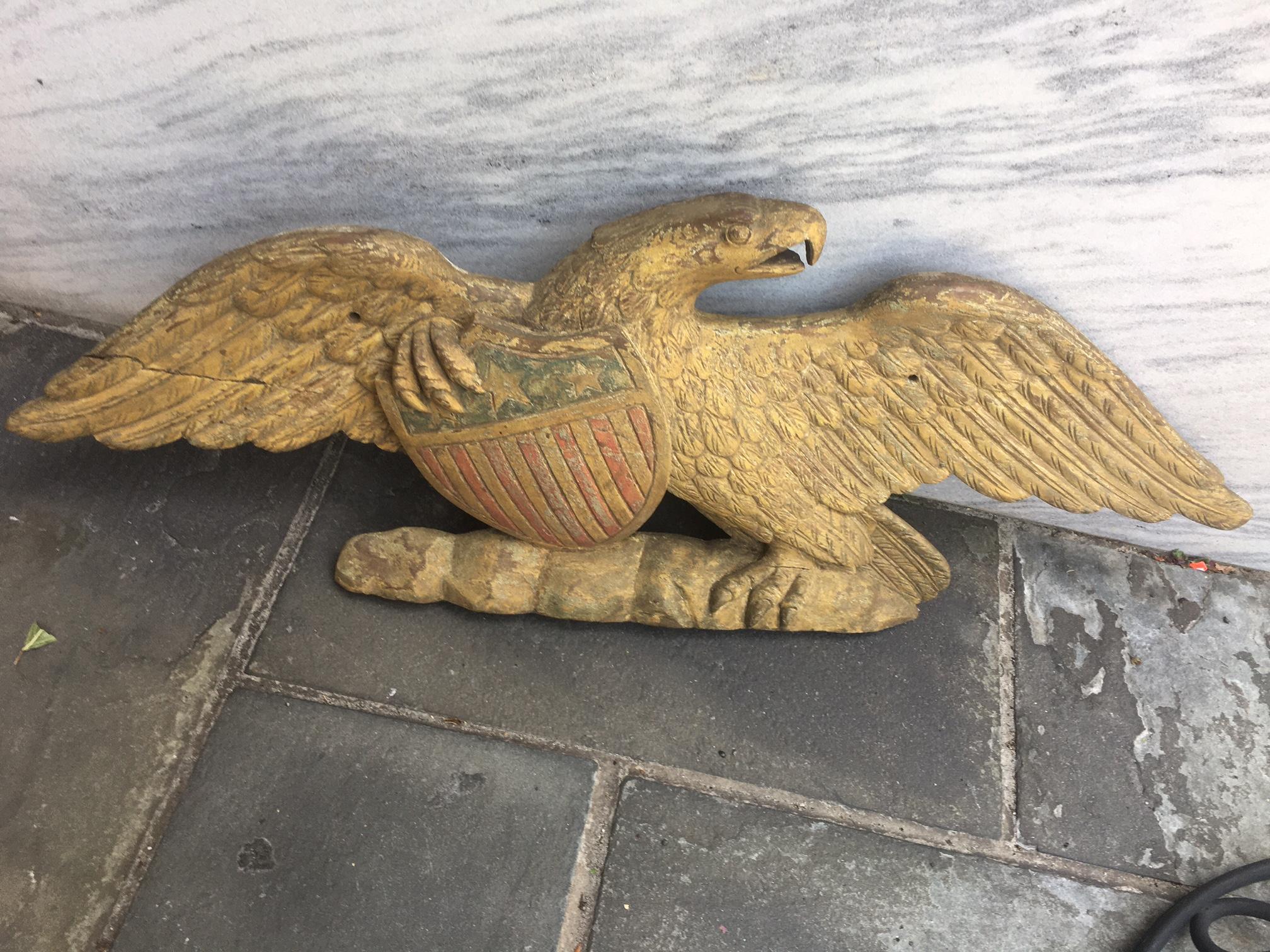 Águila de madera tallada y pintada con escudo atribuida a John Haley Bellamy