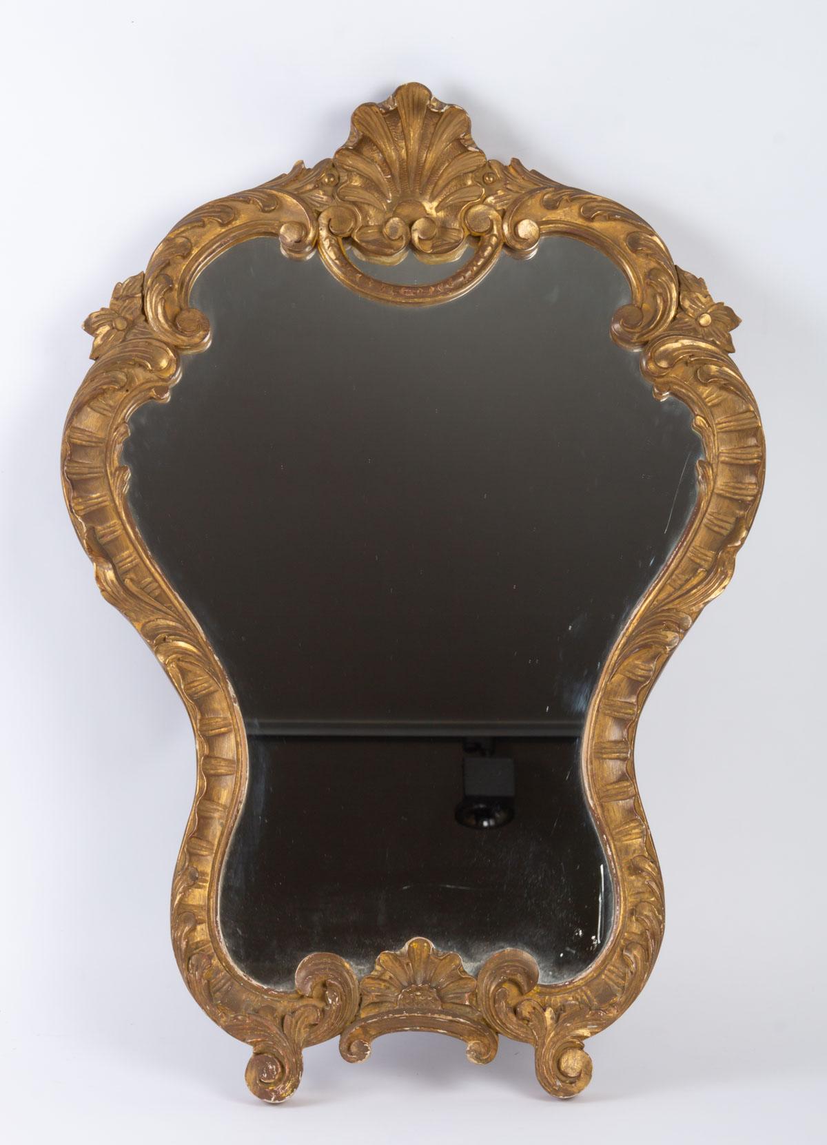 Carved and patinated wooden mirror in the Louis XV style, mid-20th century.
Measures: H 77 cm, W 55 cm, D 7 cm.