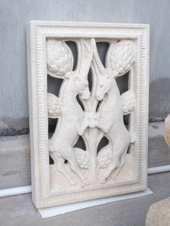 Targa in pietra calcarea italiana intagliata e forata raffigurante uno stambecco rampante