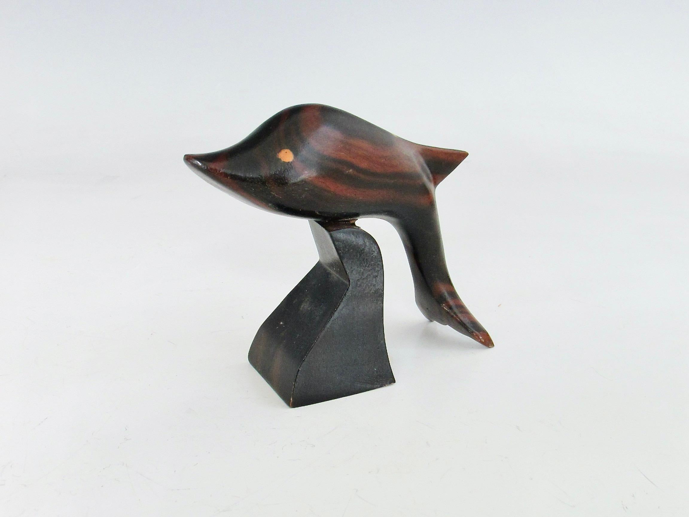 Geschnitzte und polierte stilisierte Palisander-Tischskulptur eines Delphins (Moderne der Mitte des Jahrhunderts) im Angebot
