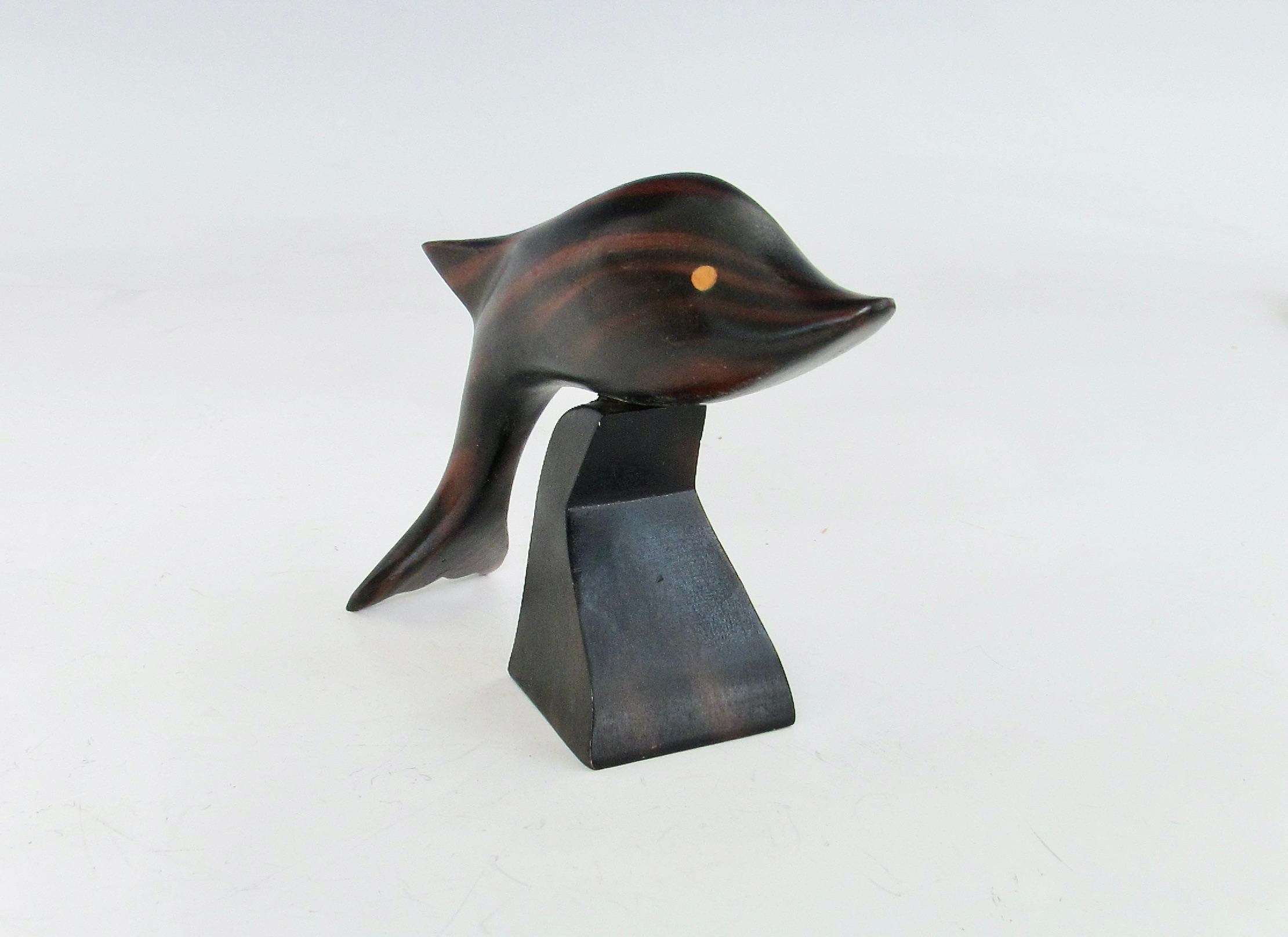 Geschnitzte und polierte stilisierte Palisander-Tischskulptur eines Delphins (Handgeschnitzt) im Angebot
