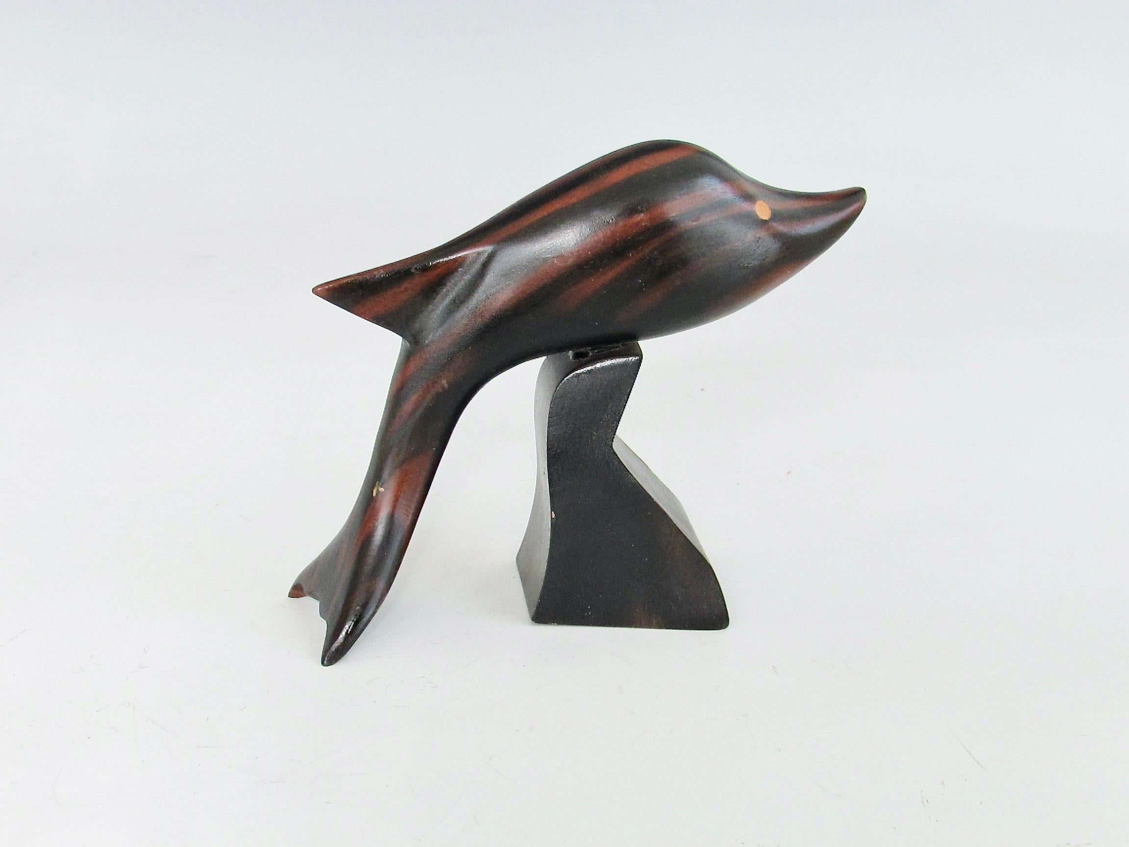Geschnitzte und polierte stilisierte Palisander-Tischskulptur eines Delphins (20. Jahrhundert) im Angebot