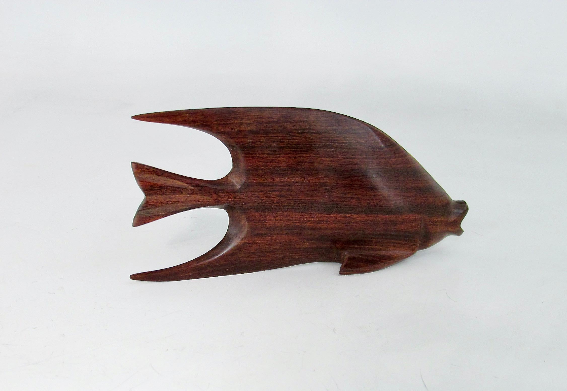 Geschnitzte und polierte stilisierte Tischskulptur aus Palisanderholz mit Fisch (Rosenholz) im Angebot