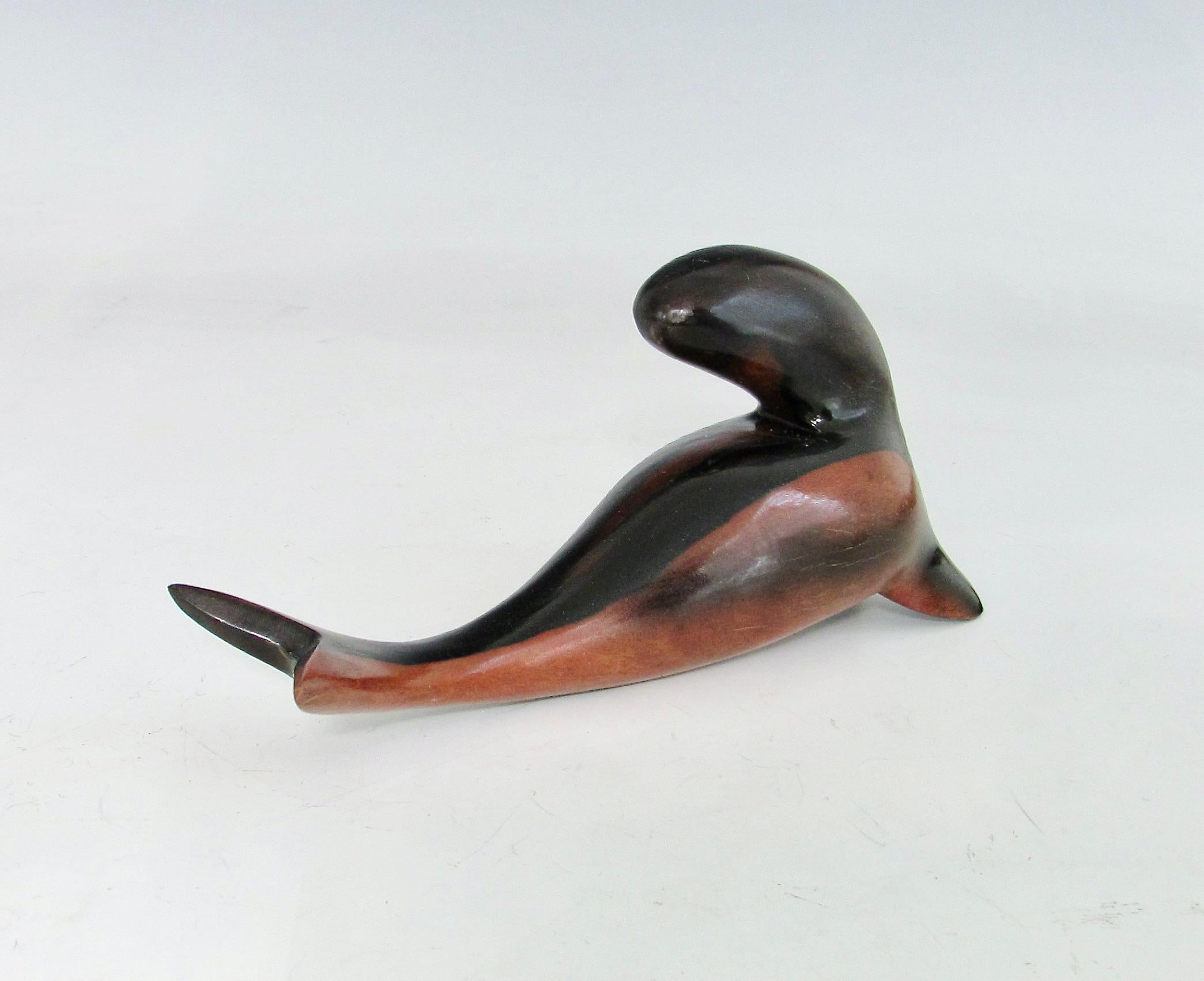 Escultura de león marino de sobremesa de palisandro estilizado, tallada y pulida Desconocido en venta