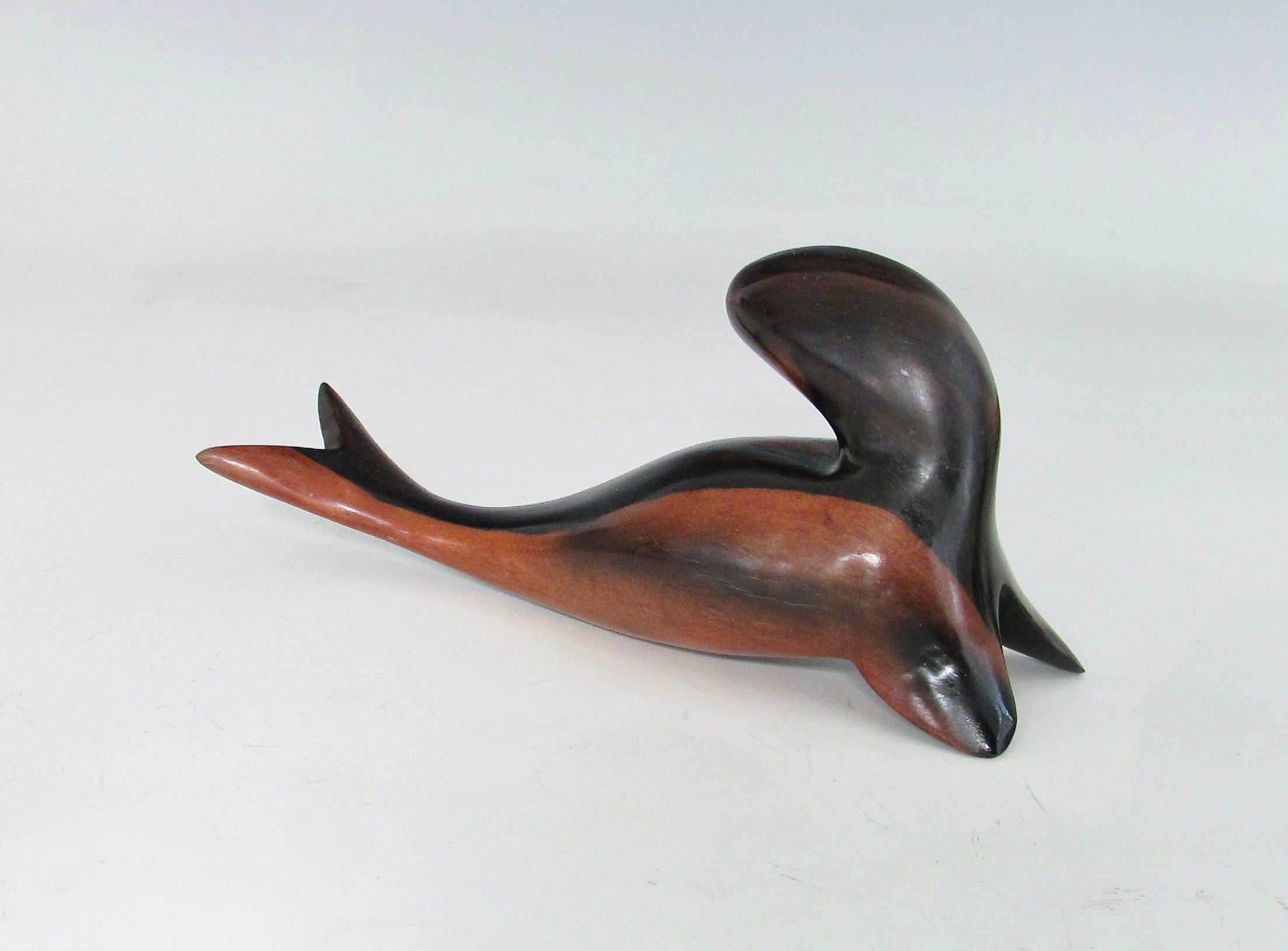 Escultura de león marino de sobremesa de palisandro estilizado, tallada y pulida Tallado a mano en venta