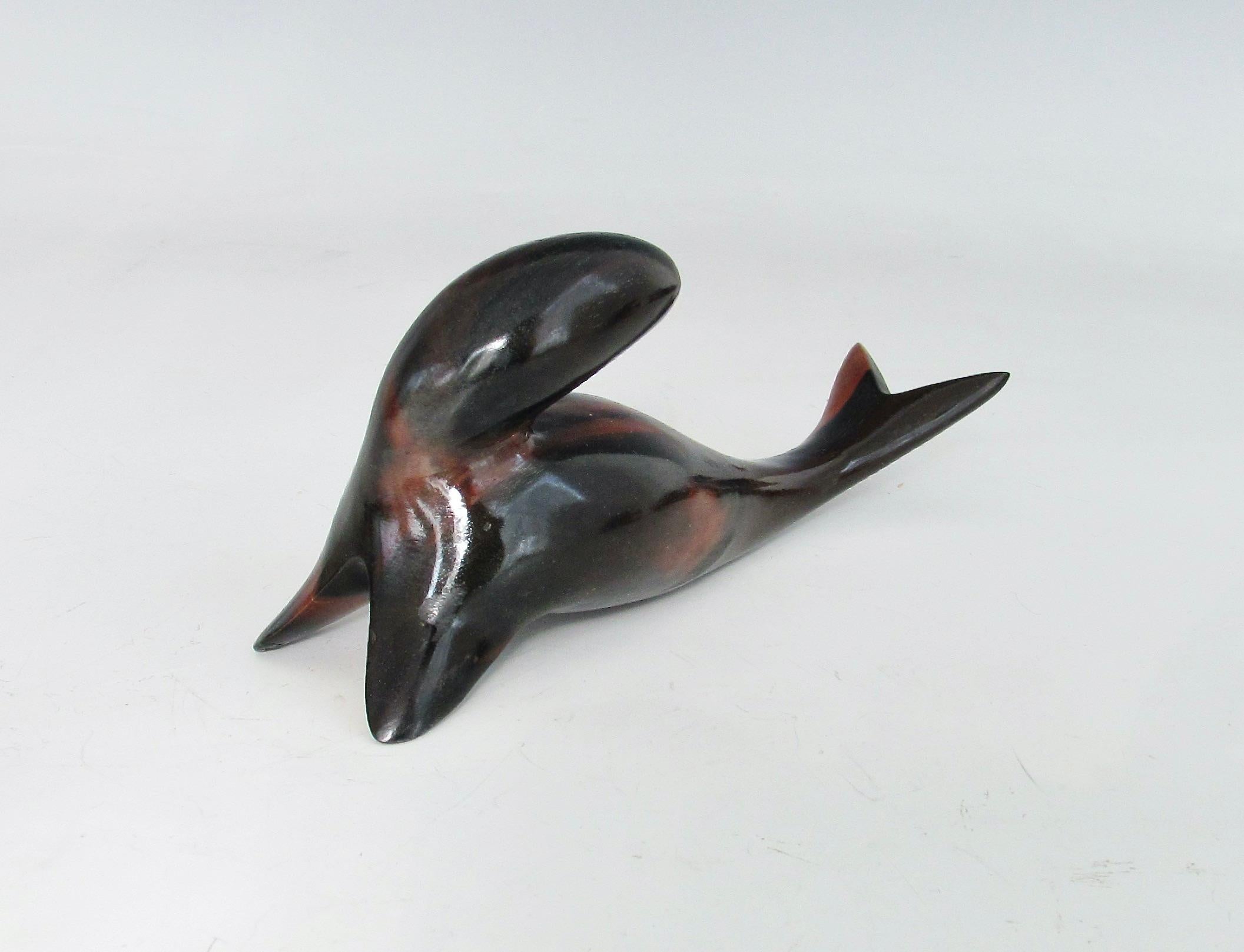 Escultura de león marino de sobremesa de palisandro estilizado, tallada y pulida en Bueno estado para la venta en Ferndale, MI