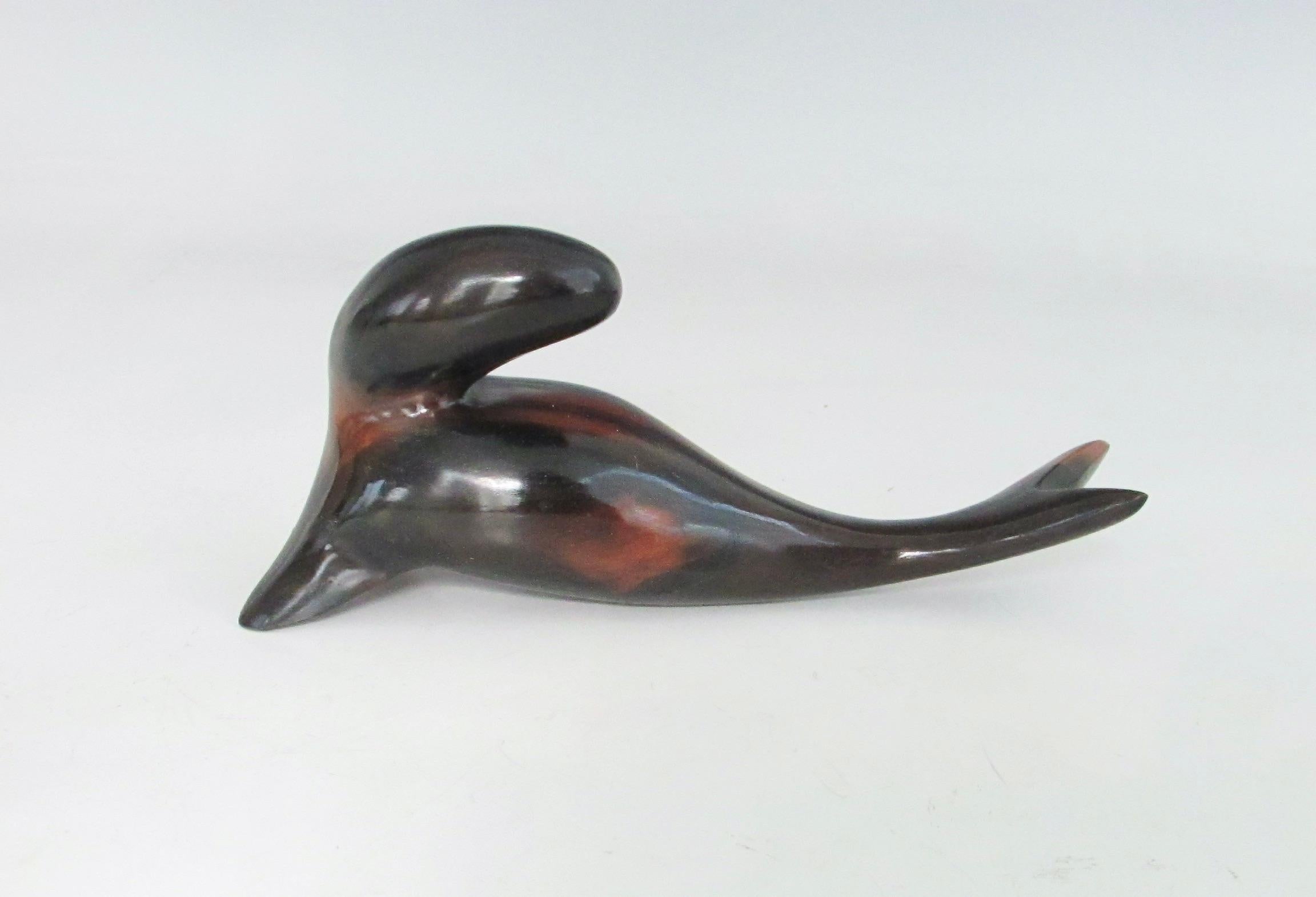 Escultura de león marino de sobremesa de palisandro estilizado, tallada y pulida siglo XX en venta