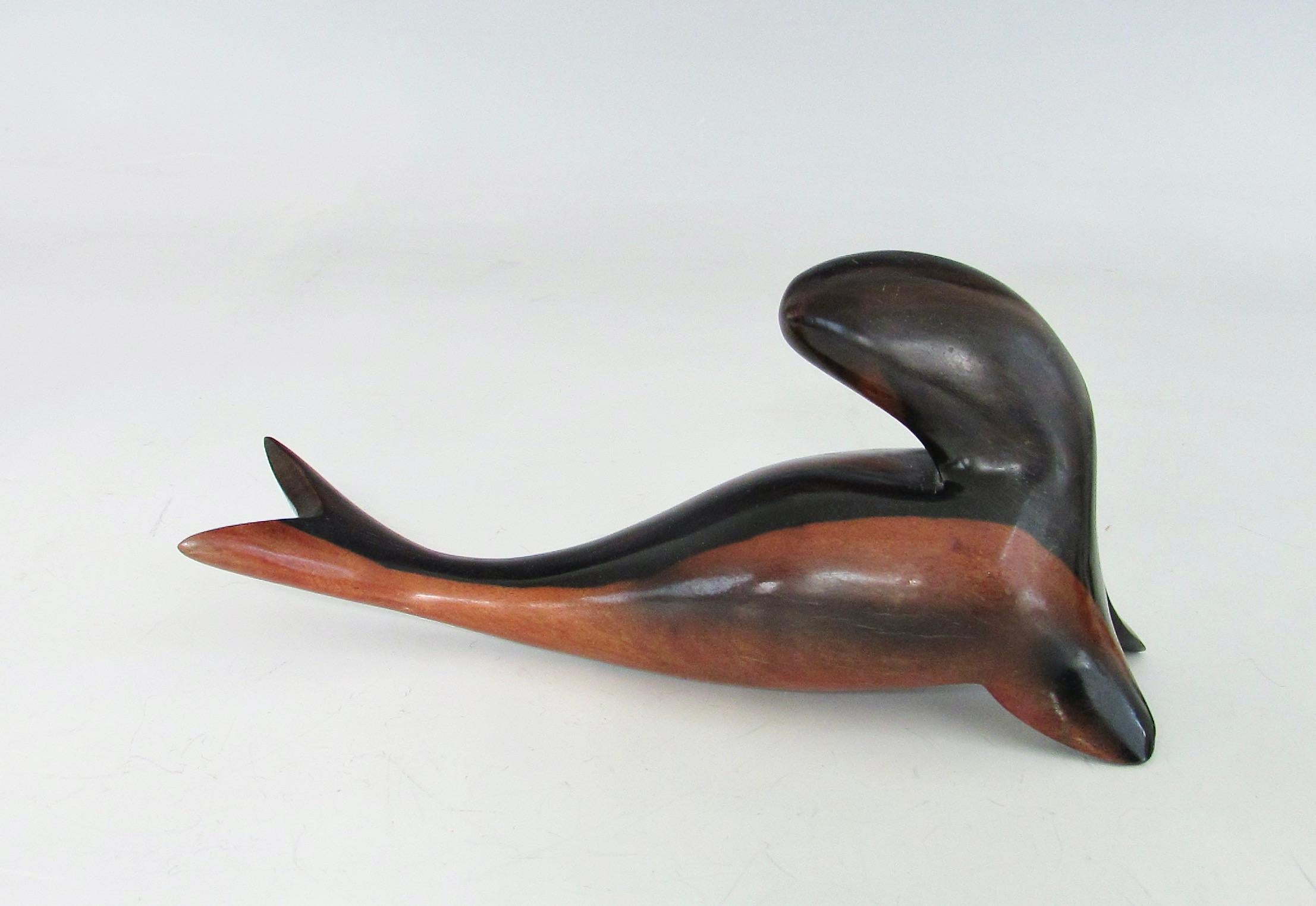 Escultura de león marino de sobremesa de palisandro estilizado, tallada y pulida Palo de rosa en venta