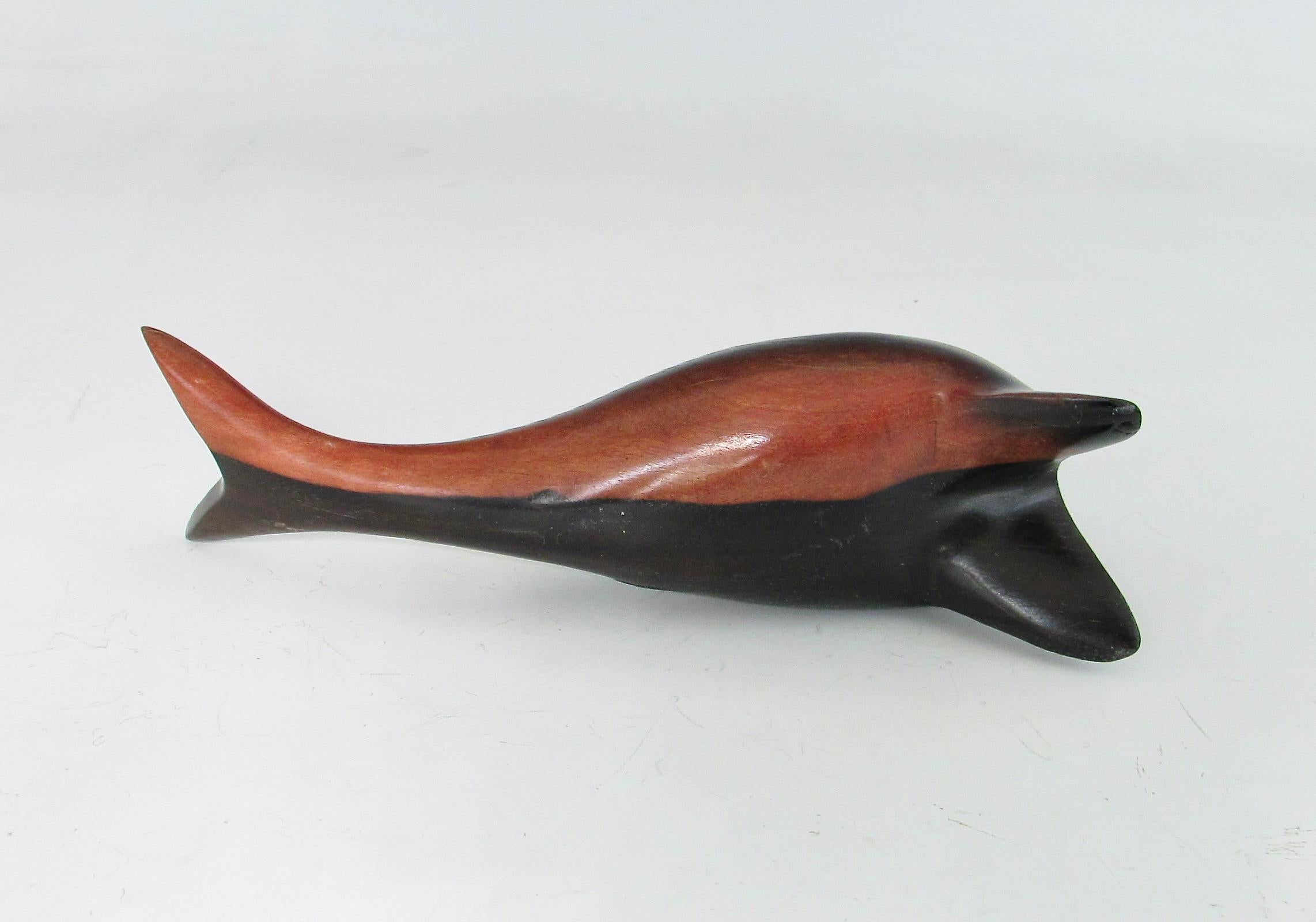 Escultura de león marino de sobremesa de palisandro estilizado, tallada y pulida en venta 1
