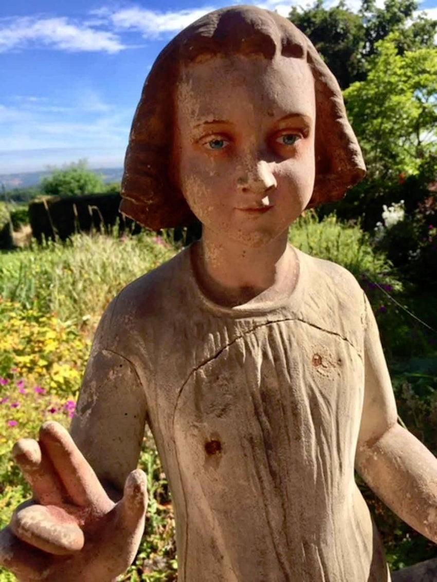 Una deliziosa figura intagliata e policroma del giovane Cristo. Proveniente dai laboratori De Wispelaere di Bruges e risalente alla fine del 1800. È ben scolpito e di buone proporzioni. Attraenti colori policromi e tonalità della pelle. I laboratori