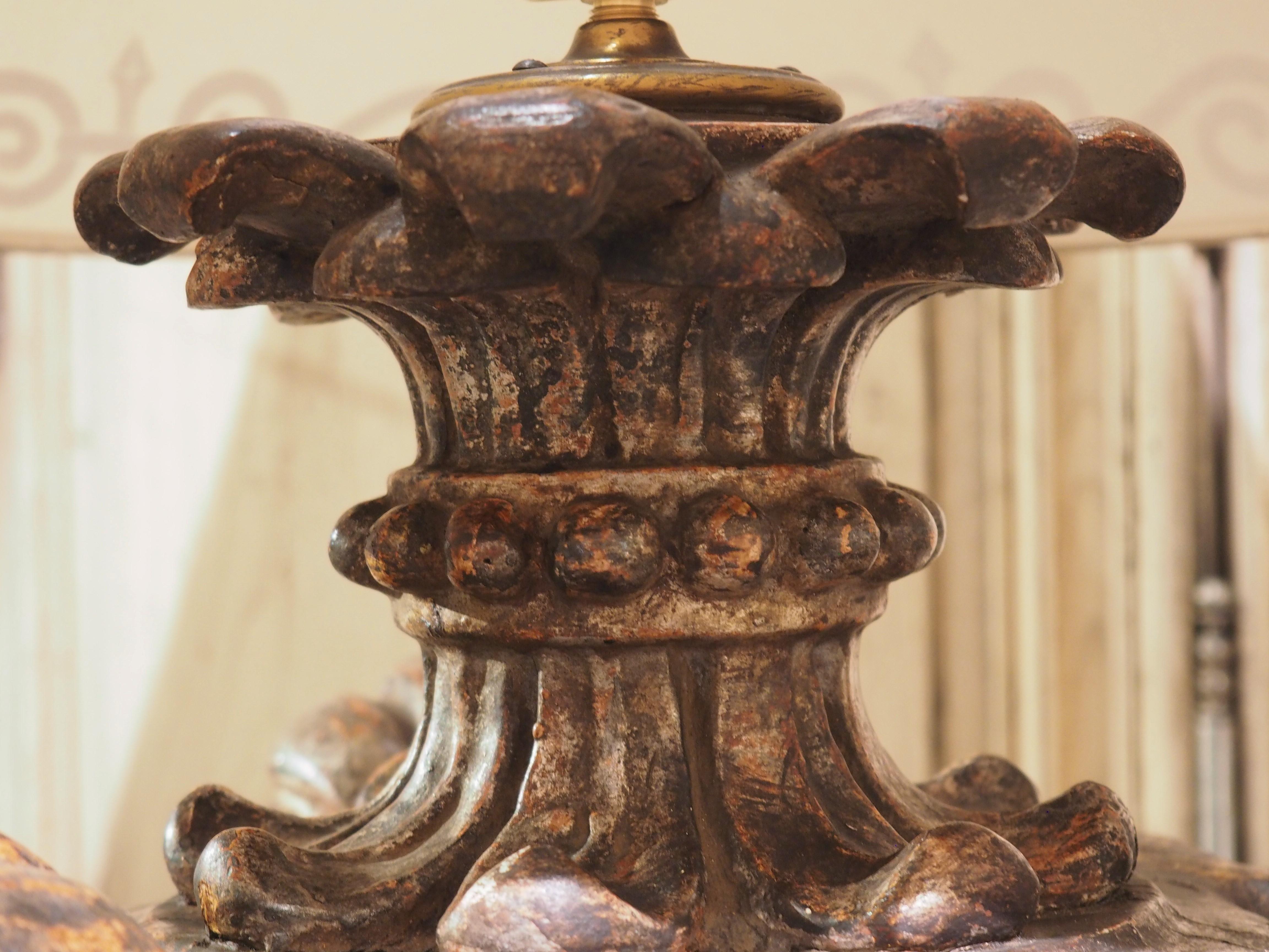 Geschnitzte und polychromierte antike Tischlampe aus Italien im Angebot 6