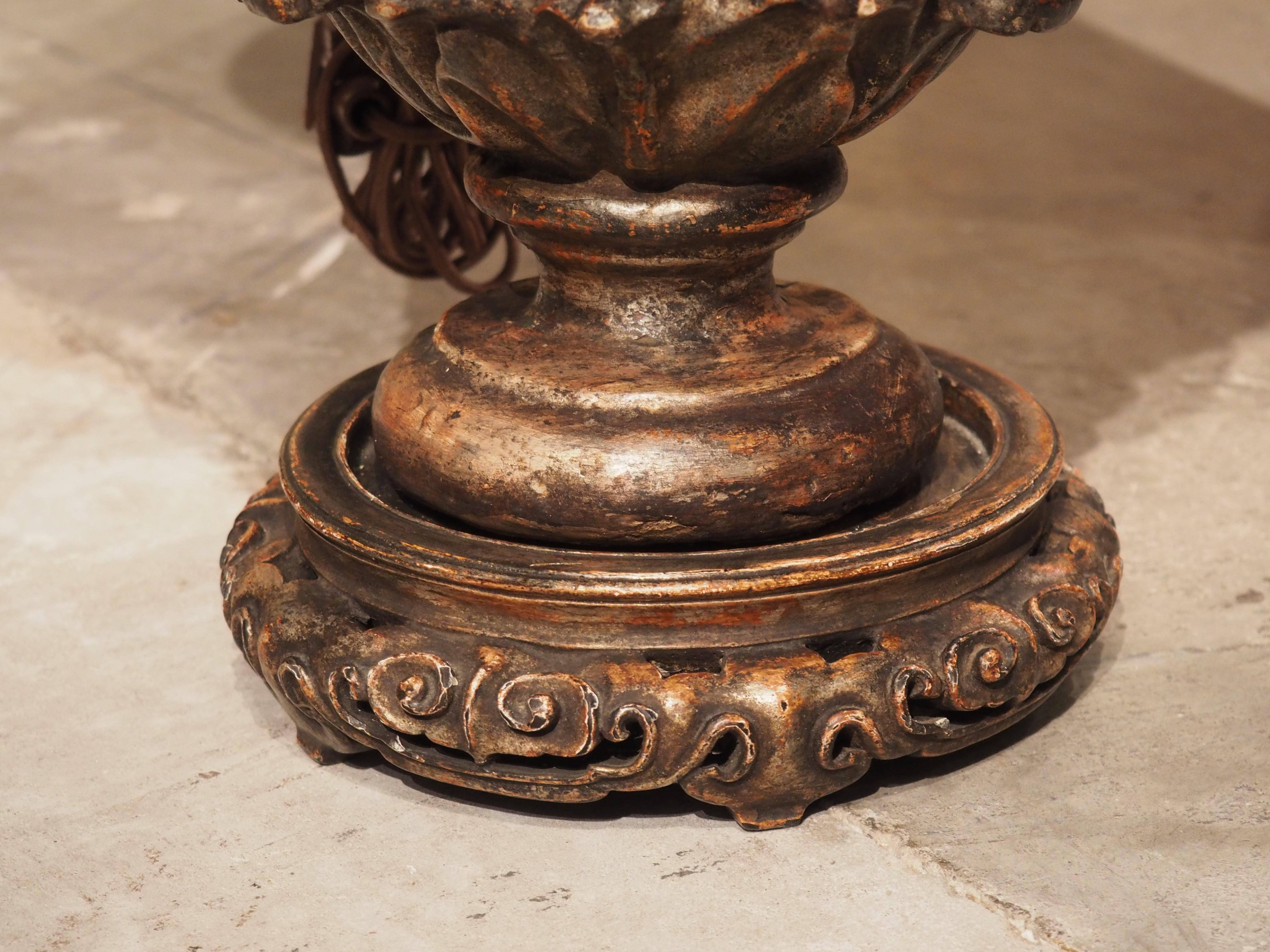 Geschnitzte und polychromierte antike Tischlampe aus Italien (Italienisch) im Angebot