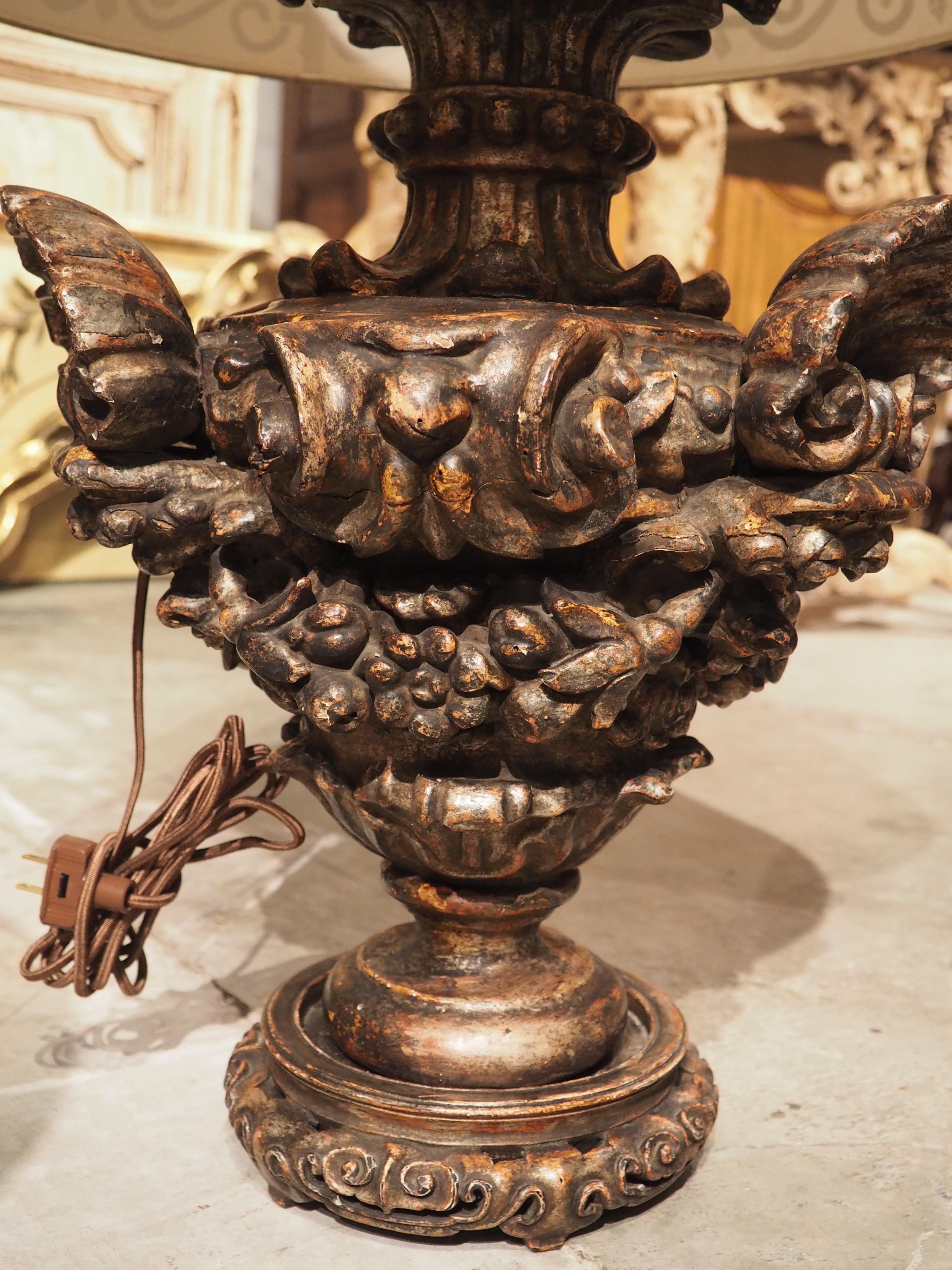 Geschnitzte und polychromierte antike Tischlampe aus Italien im Zustand „Gut“ im Angebot in Dallas, TX