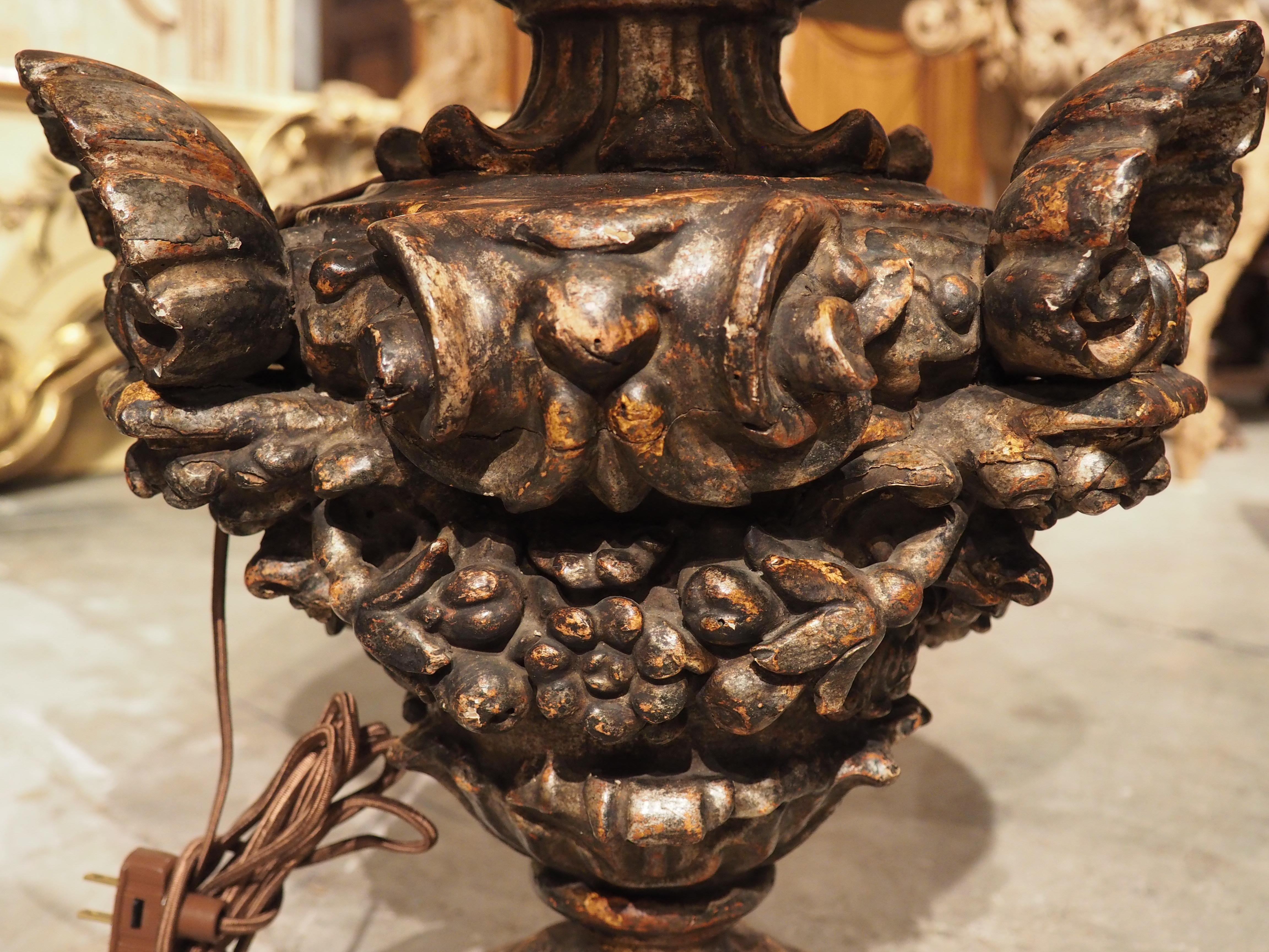 Geschnitzte und polychromierte antike Tischlampe aus Italien (18. Jahrhundert und früher) im Angebot