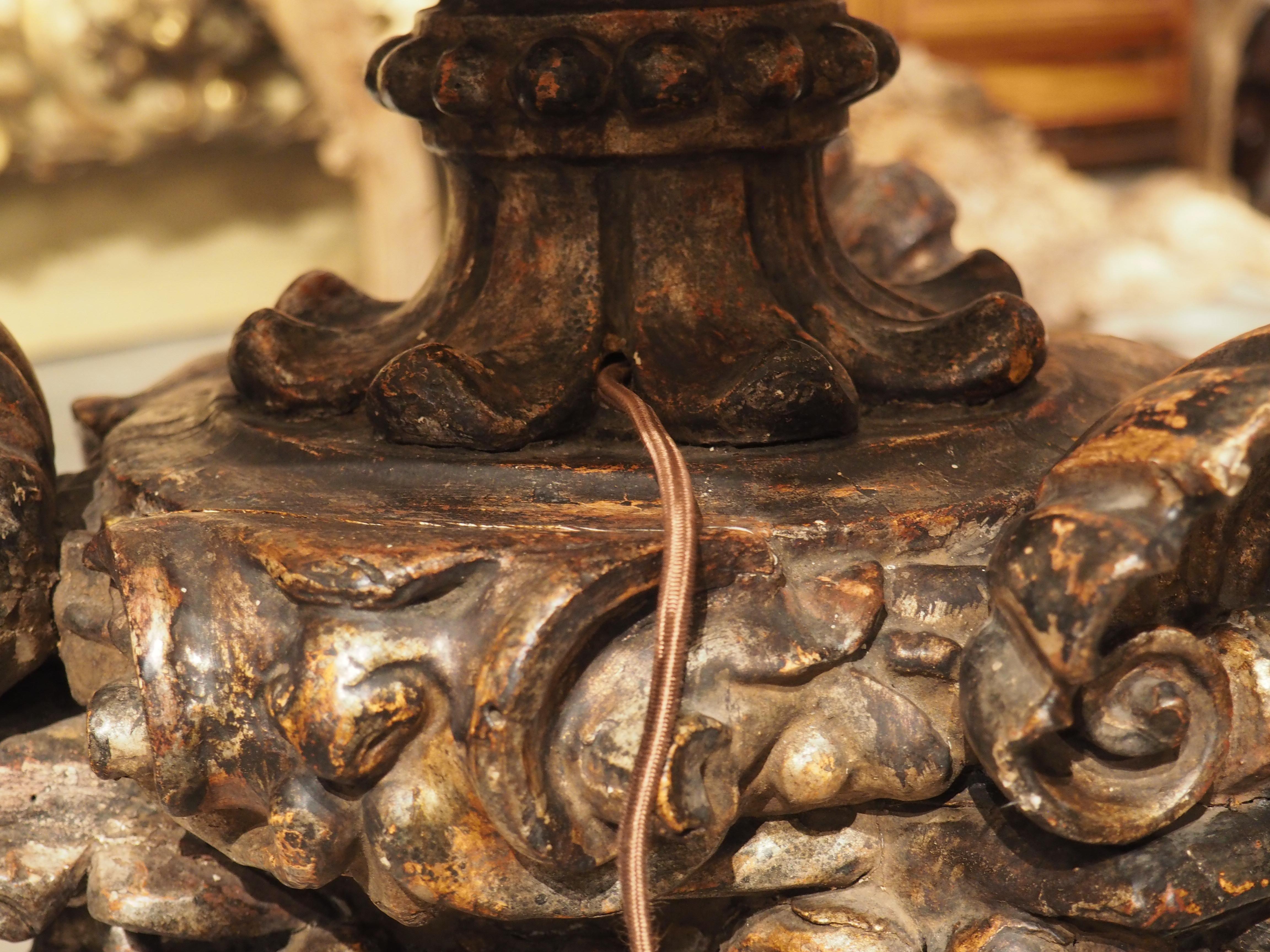 Geschnitzte und polychromierte antike Tischlampe aus Italien im Angebot 1