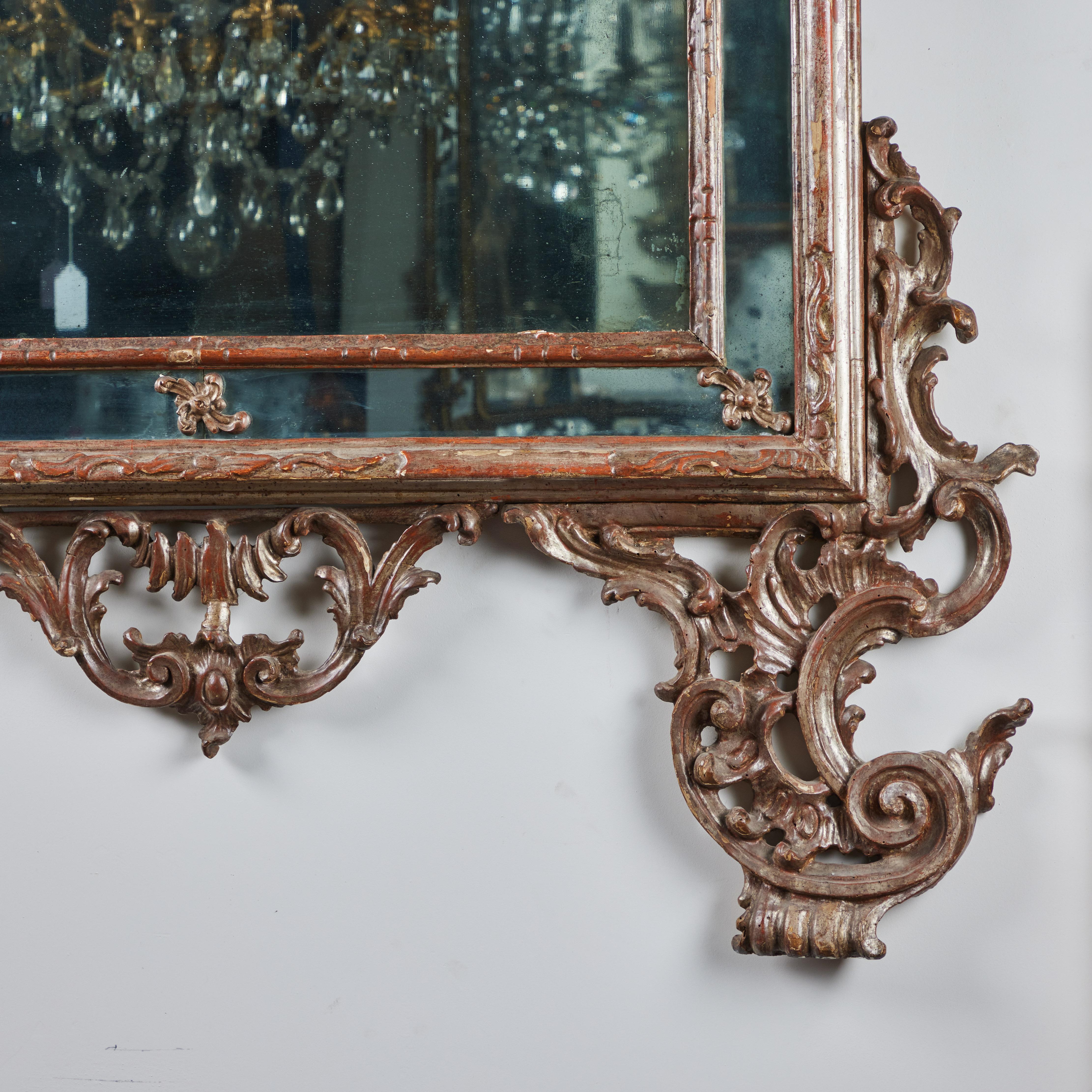 Baroque Miroir vénitien sculpté et doré à l'argent en vente