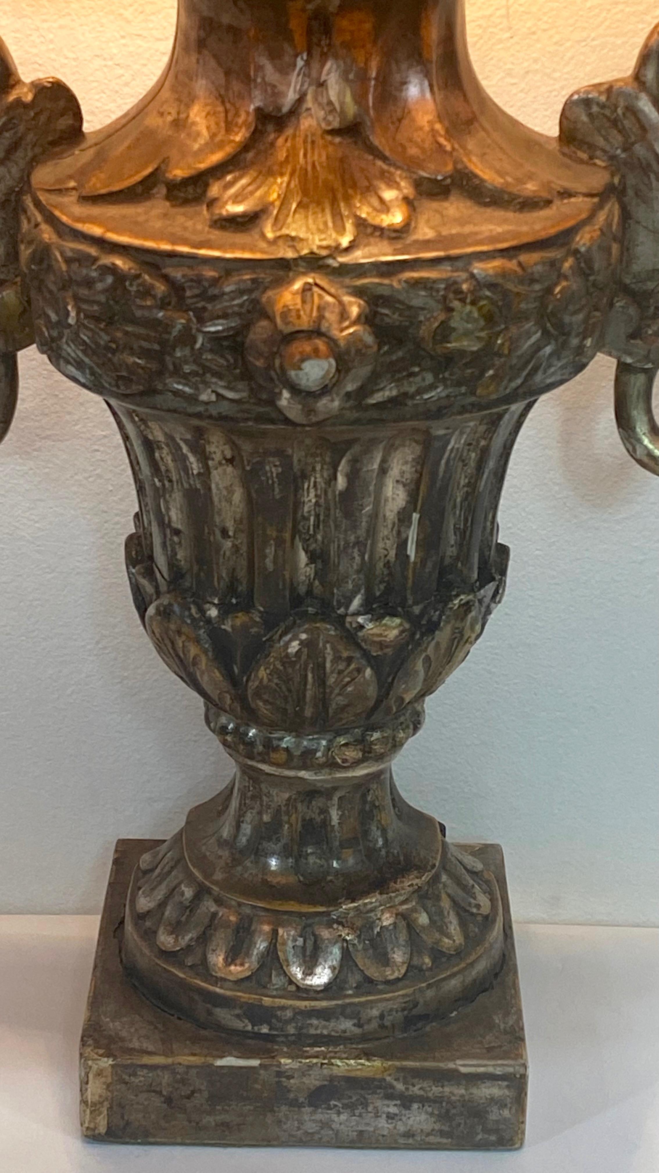 Doré Lampe urne italienne sculptée et dorée à l'argent, 19ème siècle en vente