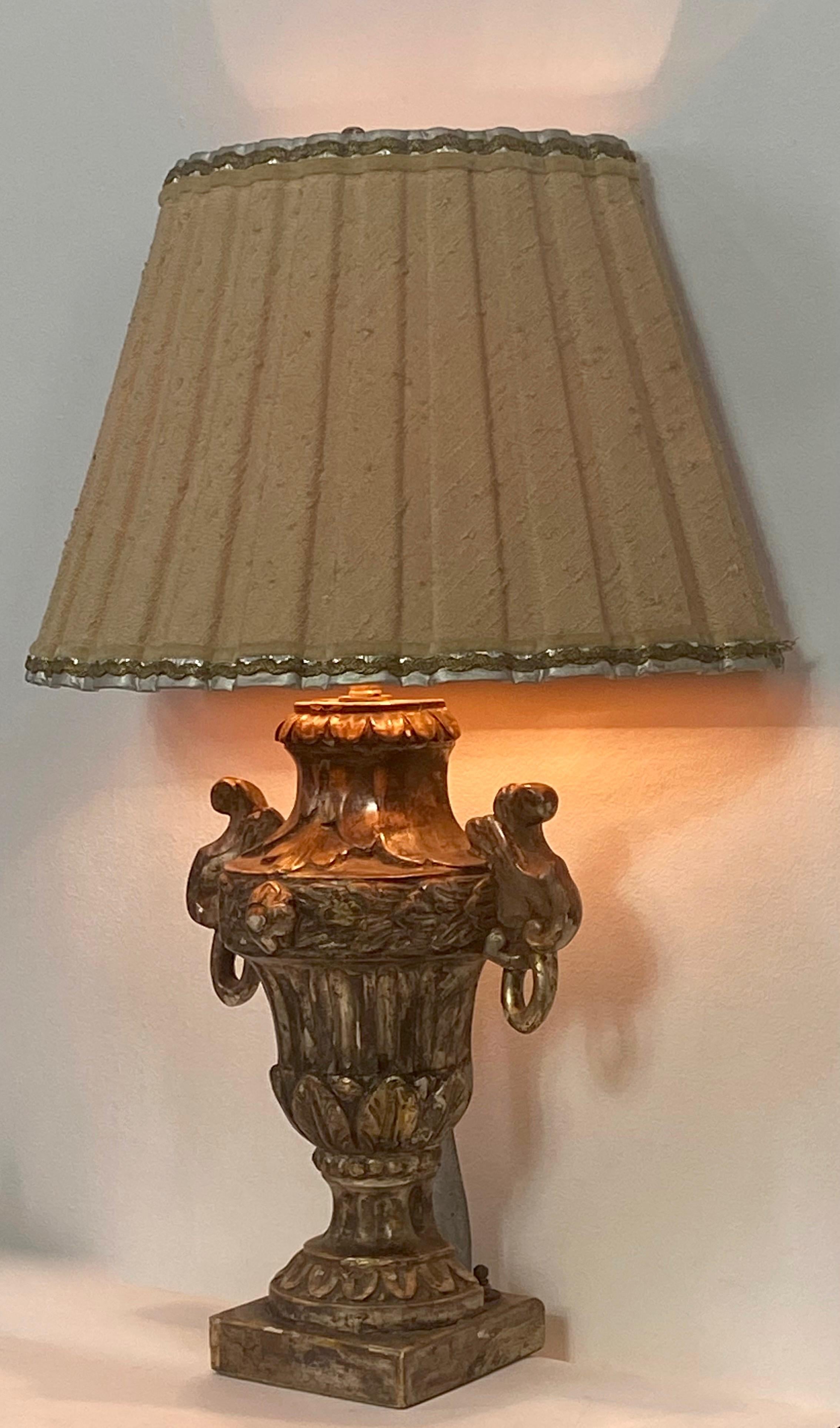 XIXe siècle Lampe urne italienne sculptée et dorée à l'argent, 19ème siècle en vente