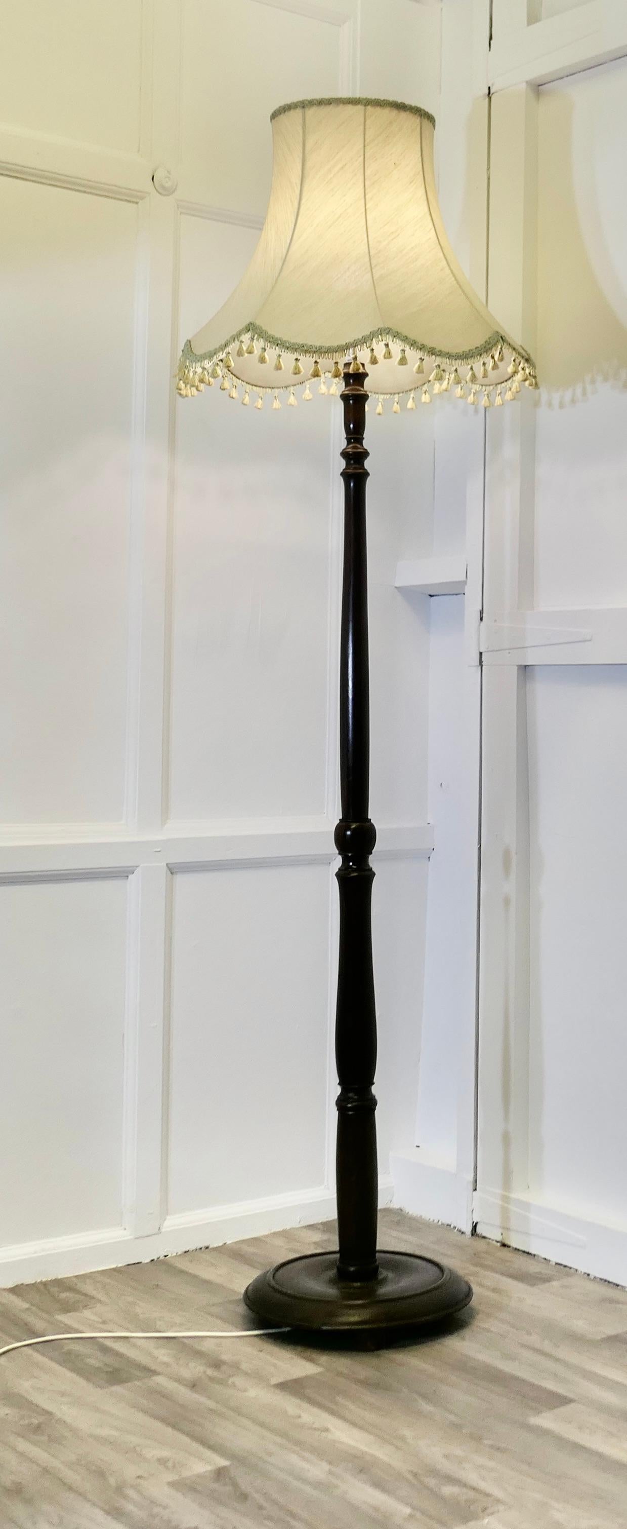 Carved and Turned Floor Lamp, Standard Lamp In Good Condition For Sale In Godshill, Isle of Wight