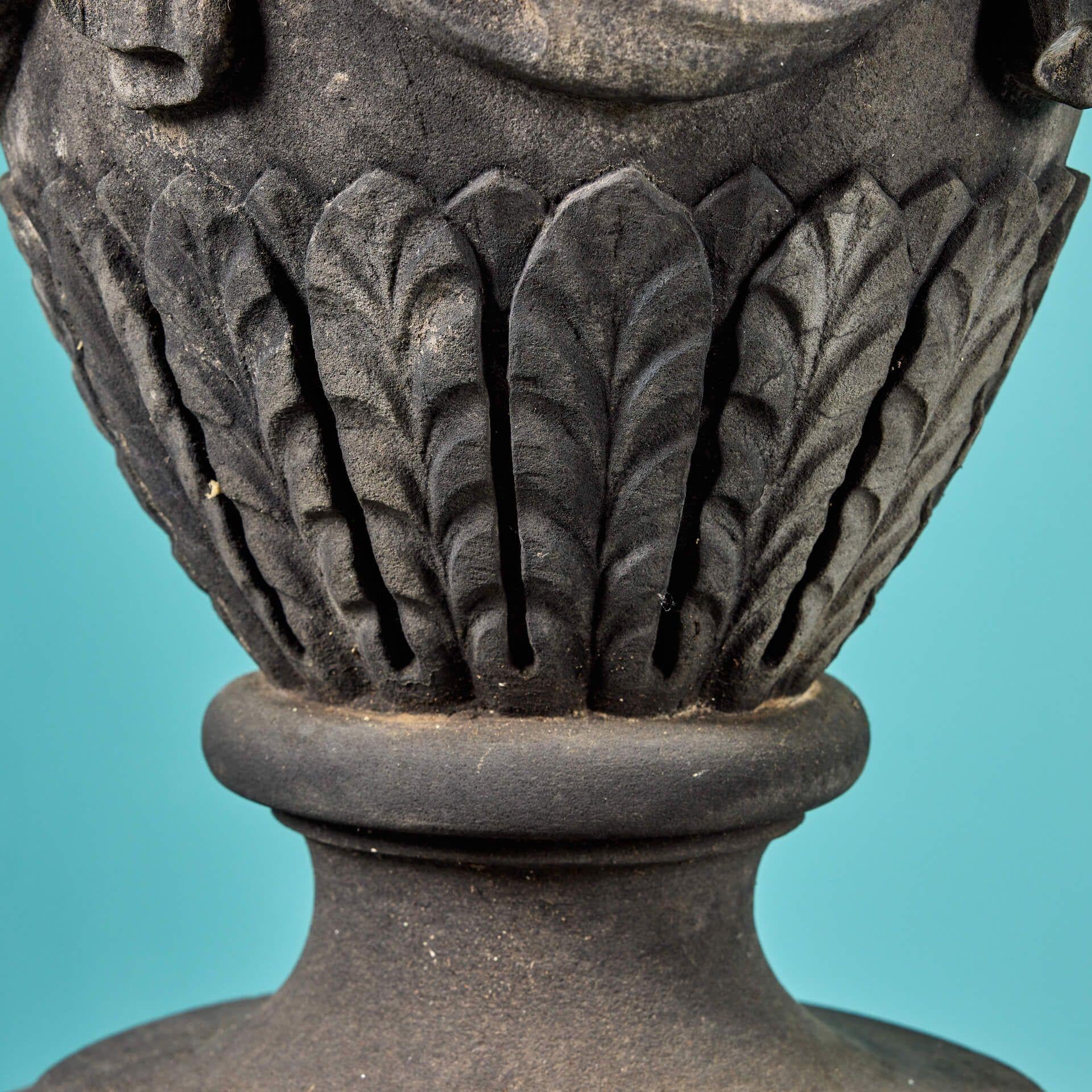 Urne de jardin en grès sculpté de style Adam antique État moyen - En vente à Wormelow, Herefordshire