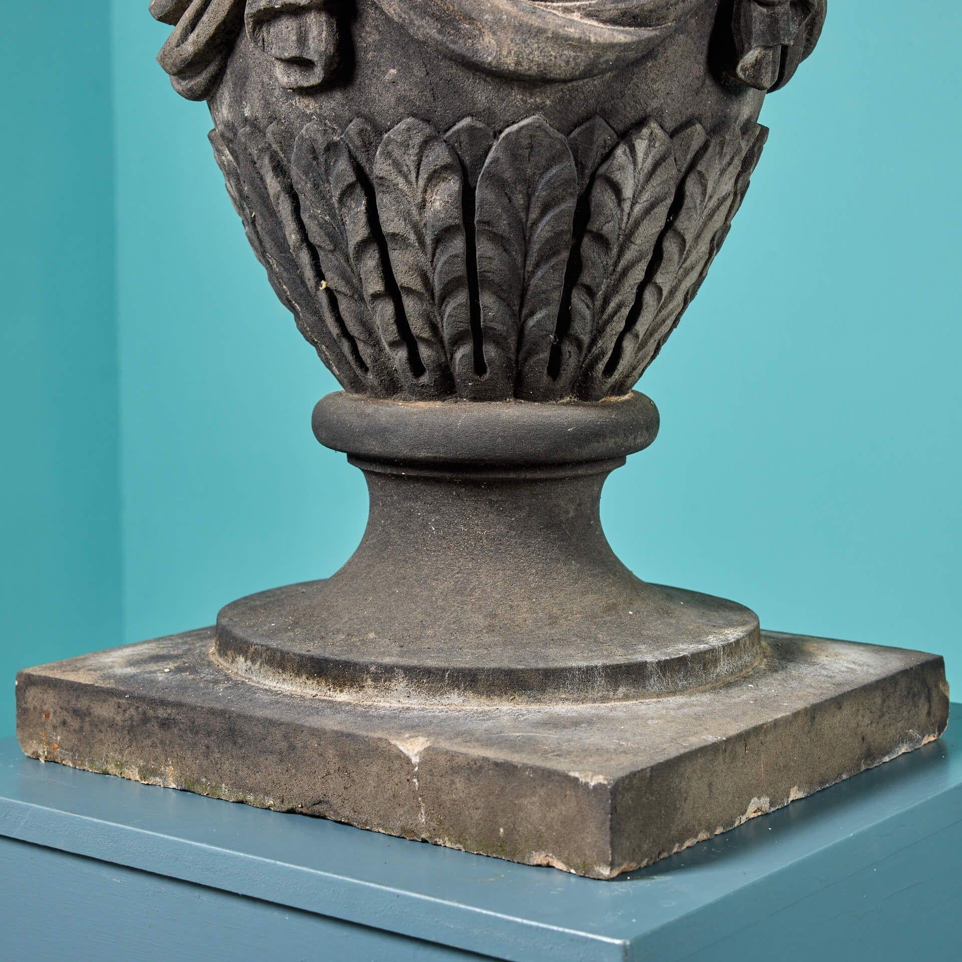 XIXe siècle Urne de jardin en grès sculpté de style Adam antique en vente