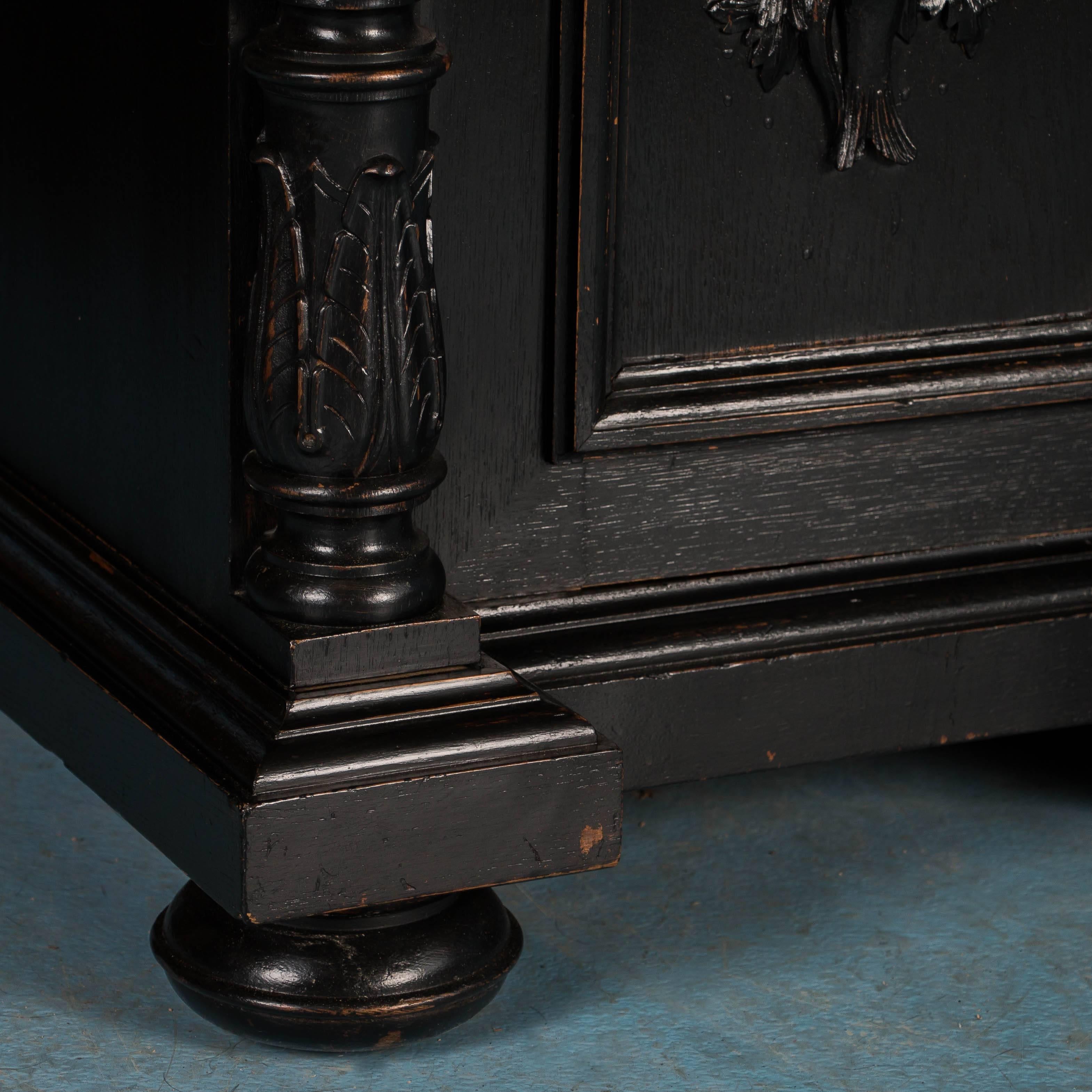 Geschnitztes Sideboard aus antiker dänischer Eiche mit schwarzer Farbe 5