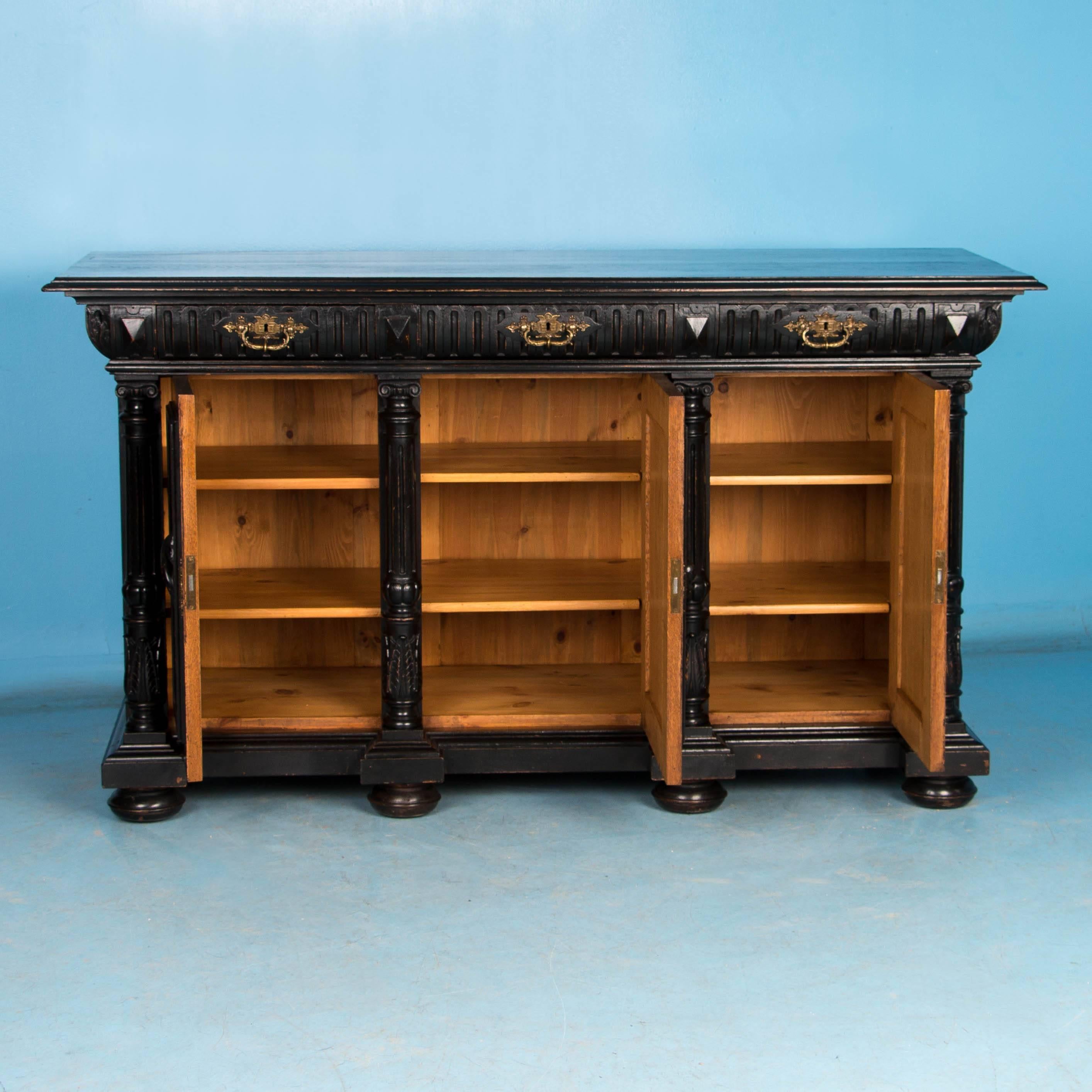 Geschnitztes Sideboard aus antiker dänischer Eiche mit schwarzer Farbe (Dänisch)
