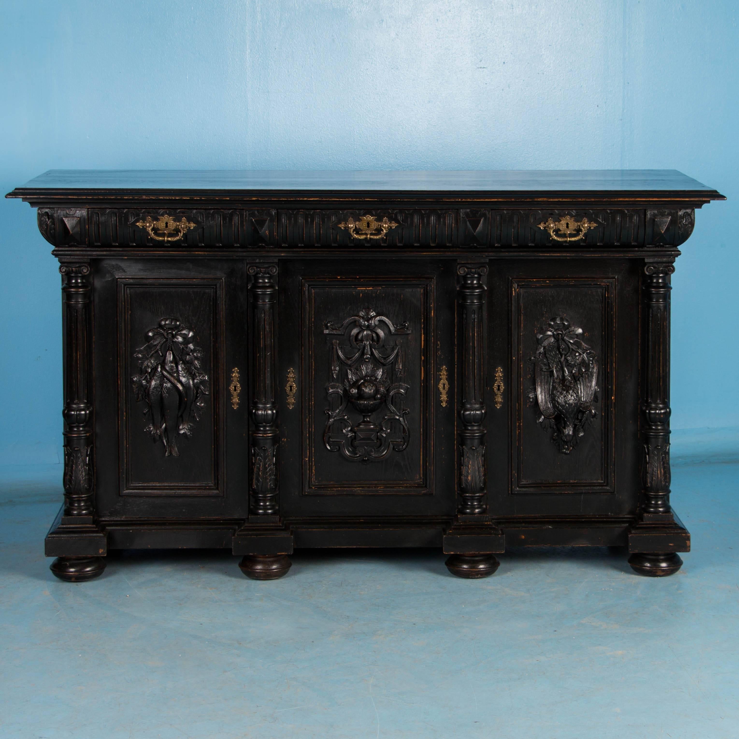 Geschnitztes Sideboard aus antiker dänischer Eiche mit schwarzer Farbe im Zustand „Relativ gut“ in Round Top, TX