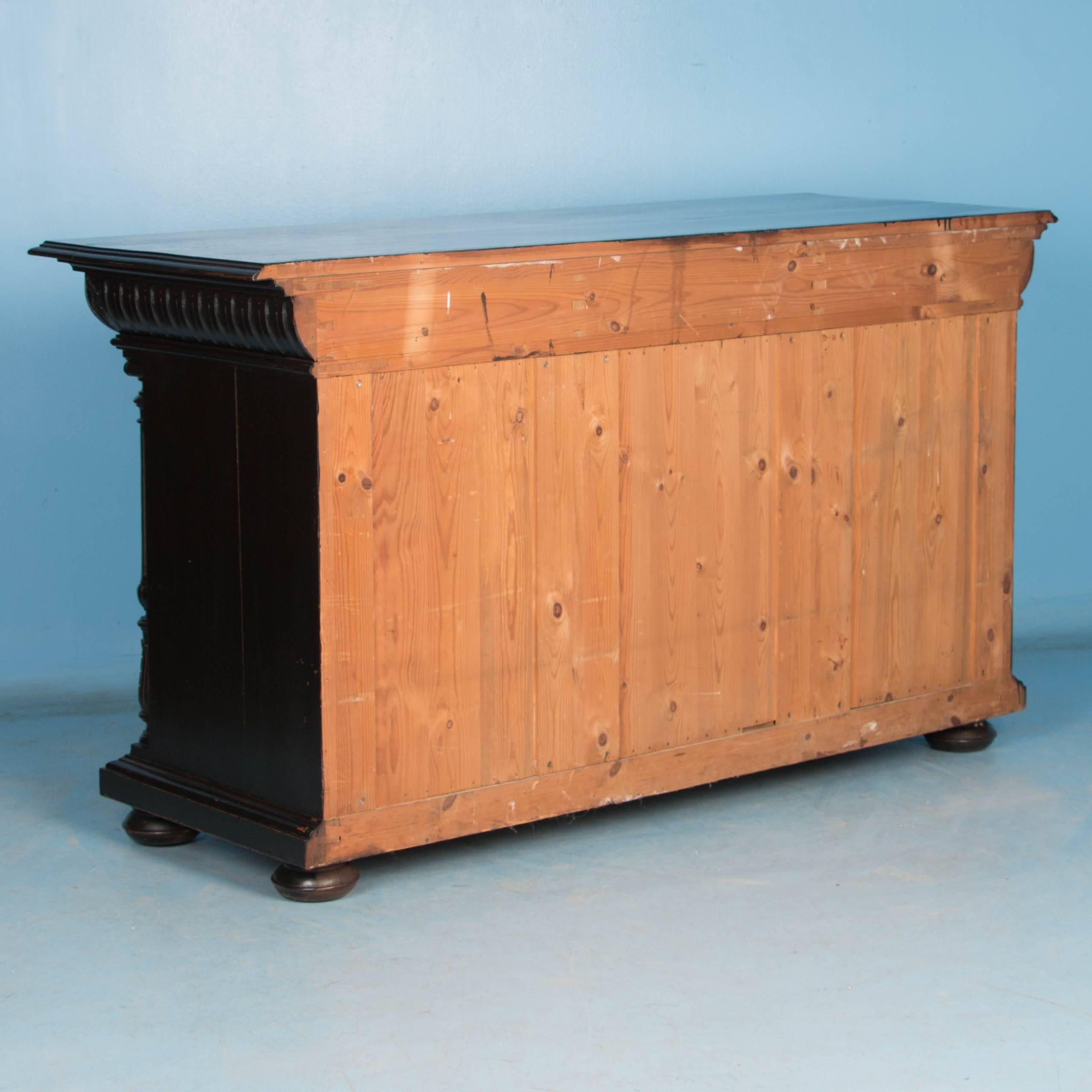 Geschnitztes Sideboard aus antiker dänischer Eiche mit schwarzer Farbe (19. Jahrhundert)