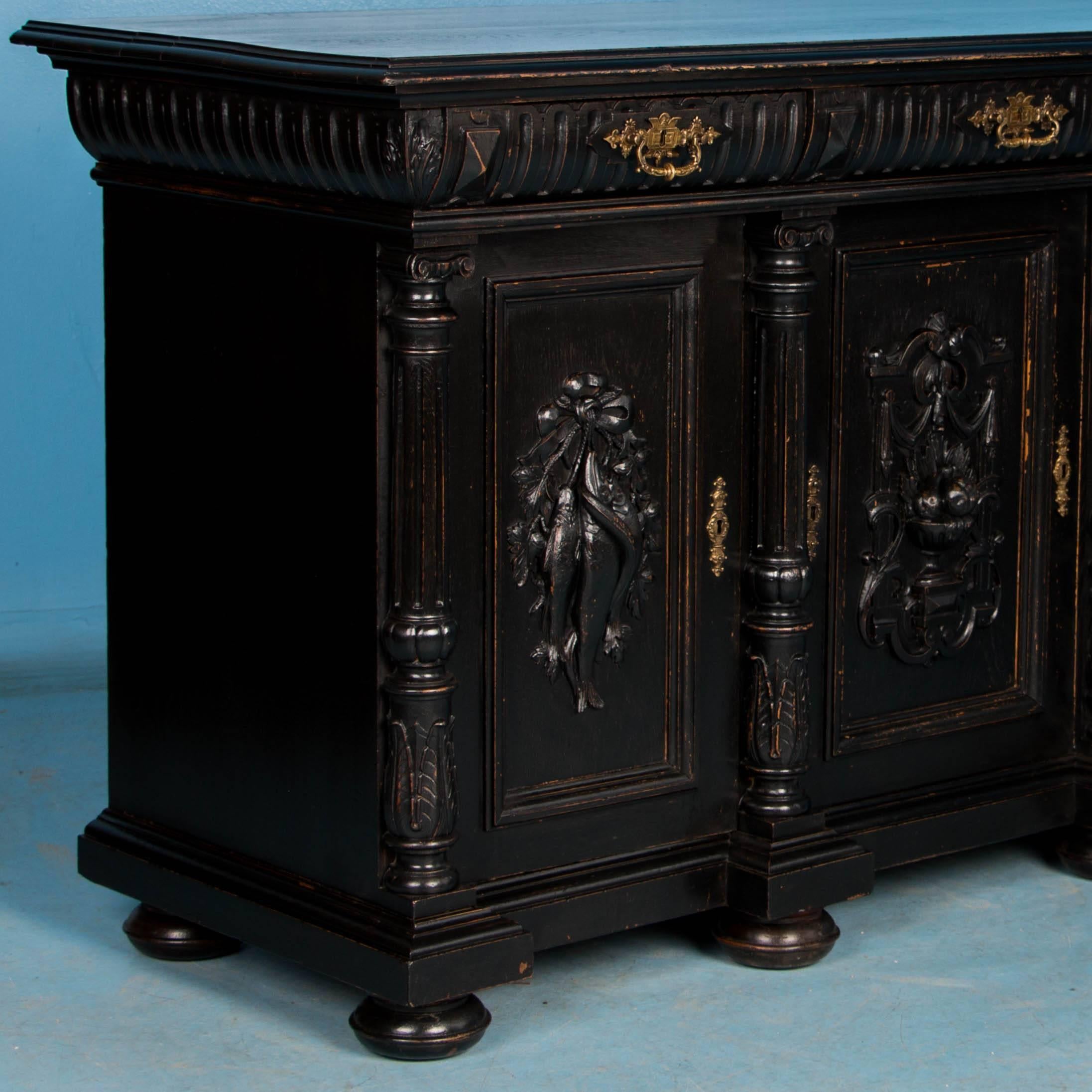 Geschnitztes Sideboard aus antiker dänischer Eiche mit schwarzer Farbe 1