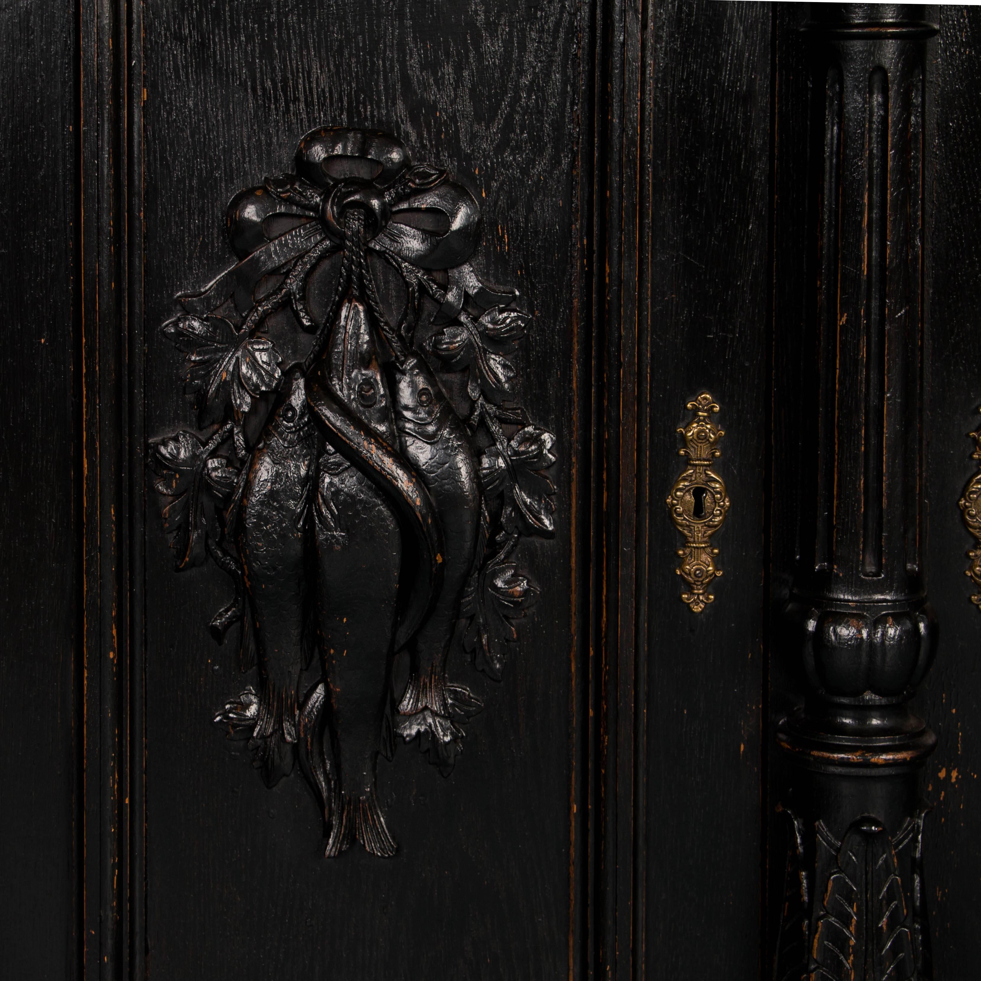 Geschnitztes Sideboard aus antiker dänischer Eiche mit schwarzer Farbe 3