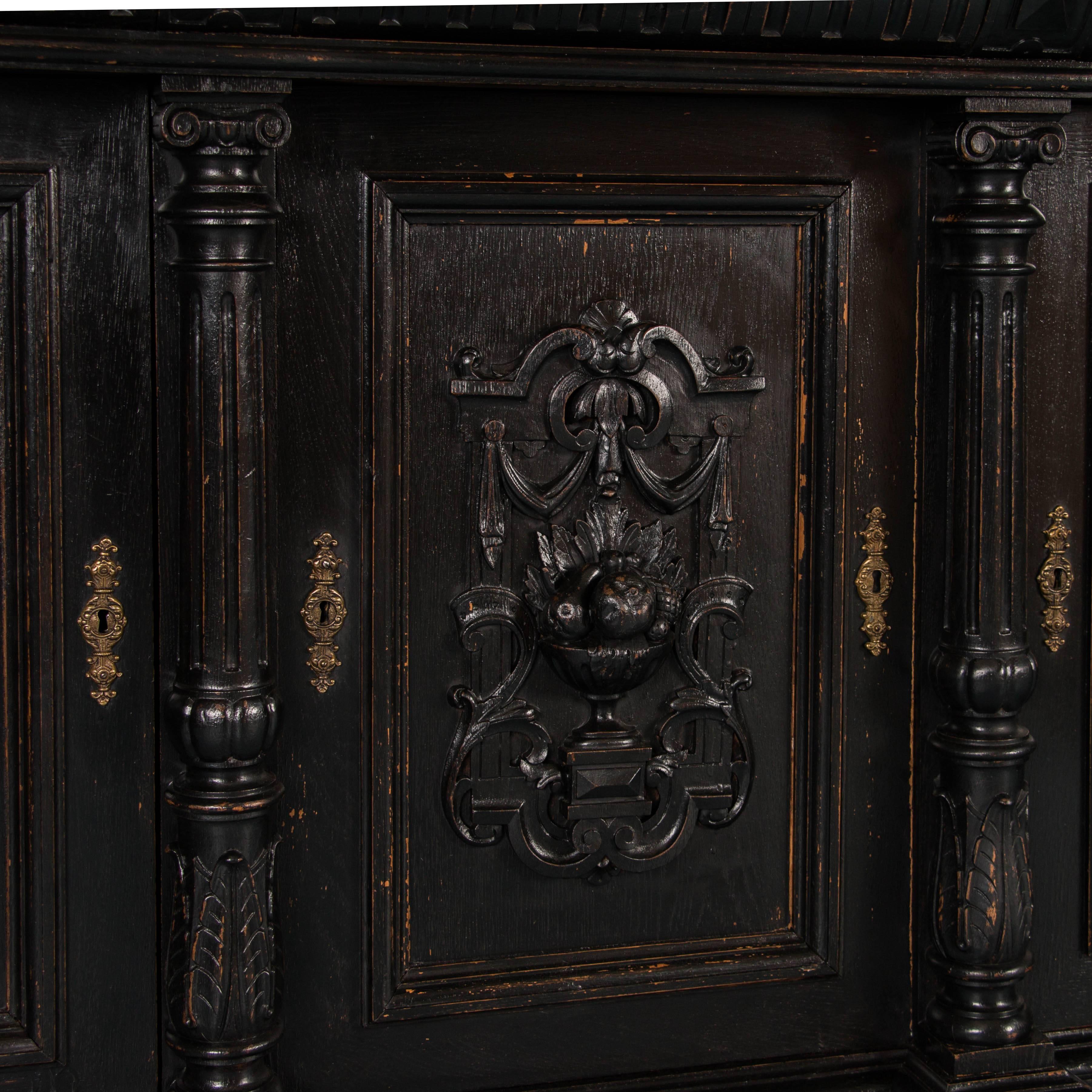 Geschnitztes Sideboard aus antiker dänischer Eiche mit schwarzer Farbe 4