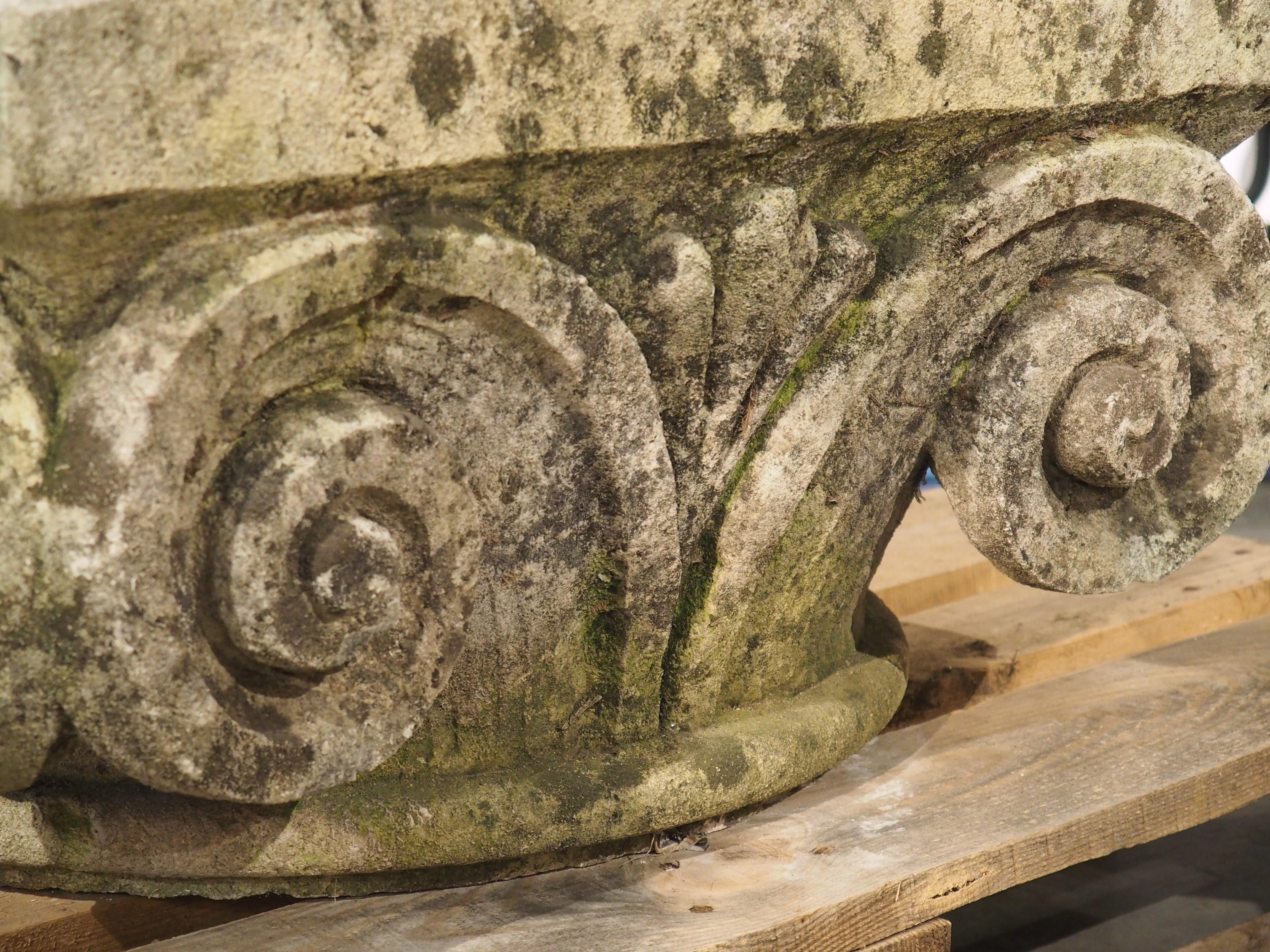 Piédestal chapiteau antique sculpté en pierre calcaire de France, vers 1850 en vente 1