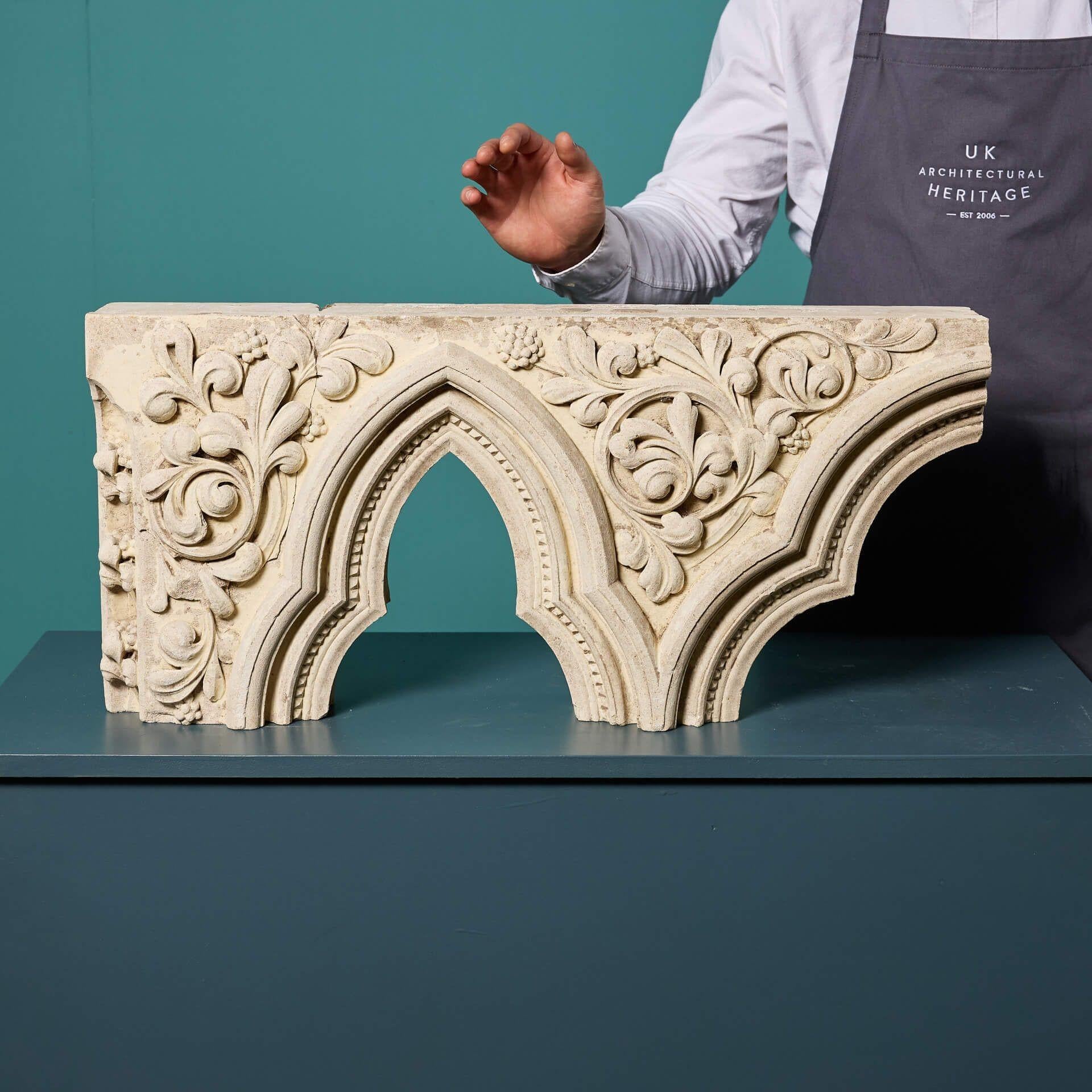 Fragment de fenêtre en calcaire ancien richement sculpté, récupéré dans une église du Shropshire. Datant du milieu du XIXe siècle, ce fragment de pierre sculptée aurait autrefois formé une partie d'une fenêtre d'église. Il est sculpté à la main avec