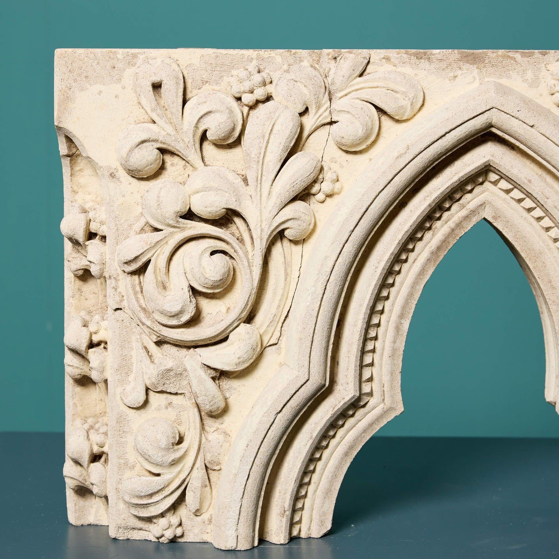 Victorien Fragment de fenêtre en pierre calcaire ancienne sculptée en vente