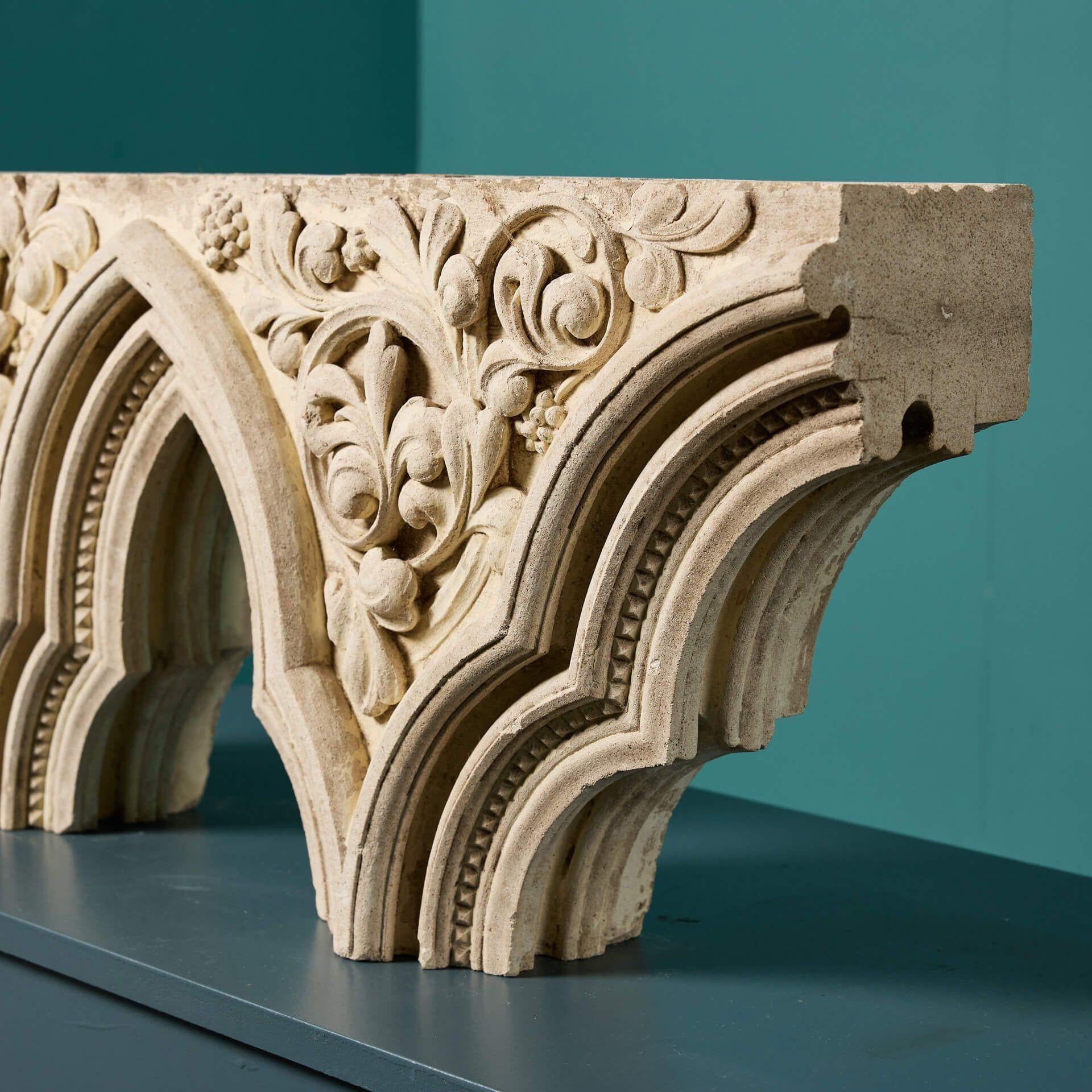 Anglais Fragment de fenêtre en pierre calcaire ancienne sculptée en vente