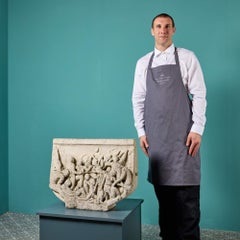 Geschnitzte antike Steinskulptur eines Schülers von Hugh Casson