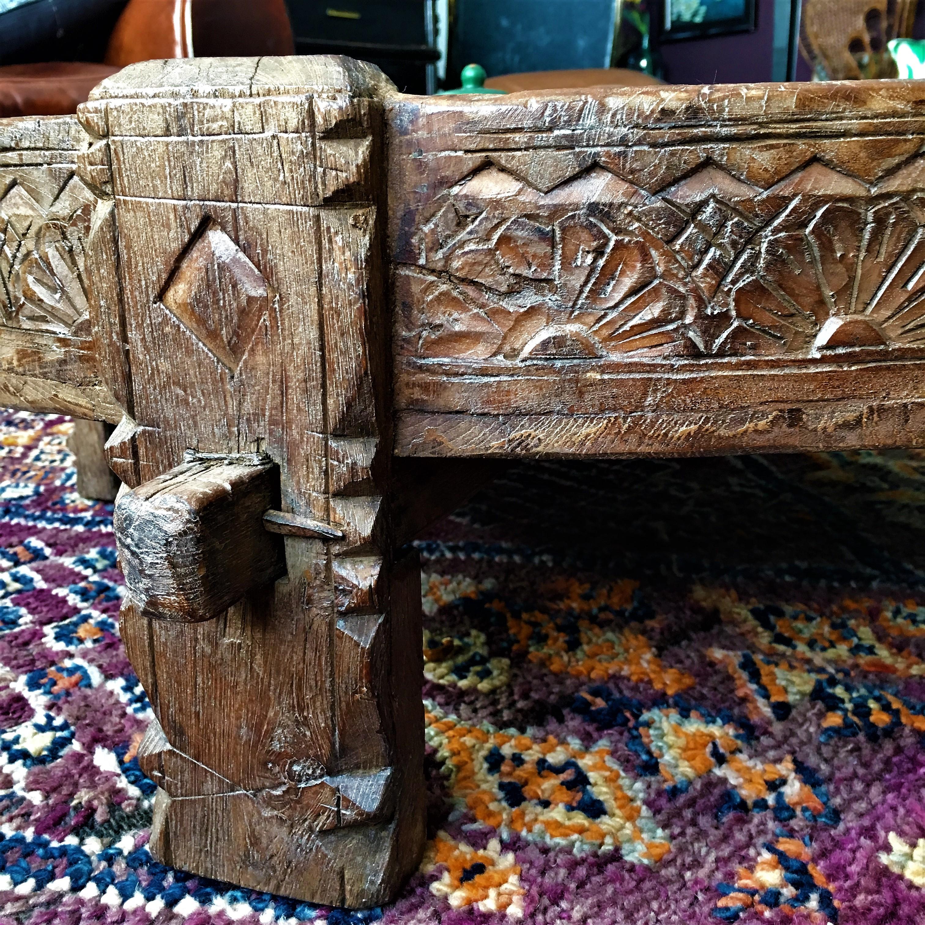 Großer antiker runder, handgeschnitzter indischer Mahlwerkstisch aus Holz. Mit geometrischem, ethnischem Tribal-Design das perfekte Stück für den besonderen Akzent in jedem Raum!