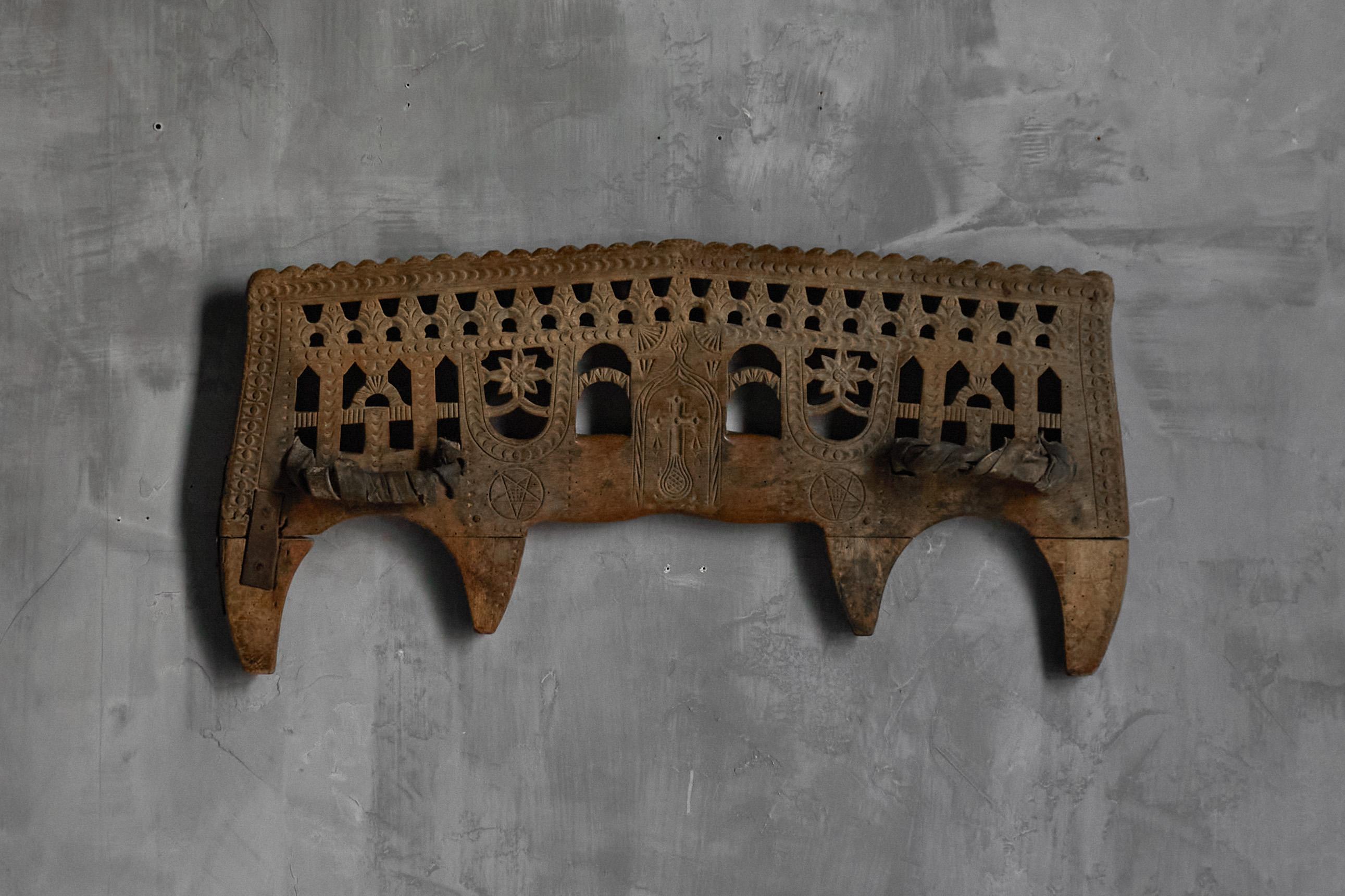 Rustique Yoke antique sculpté, Portugal, années 1900 en vente