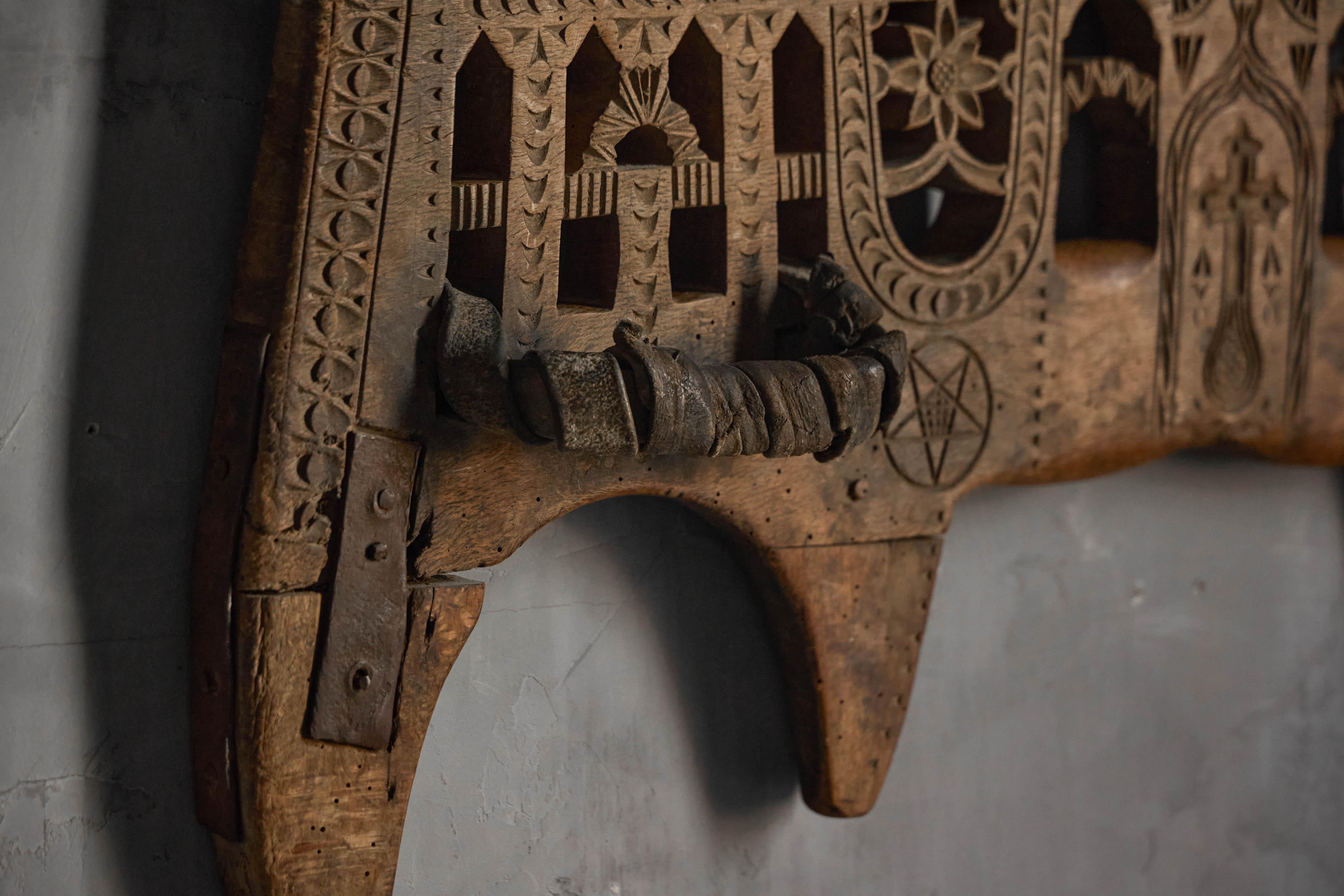 Début du 20ème siècle Yoke antique sculpté, Portugal, années 1900 en vente