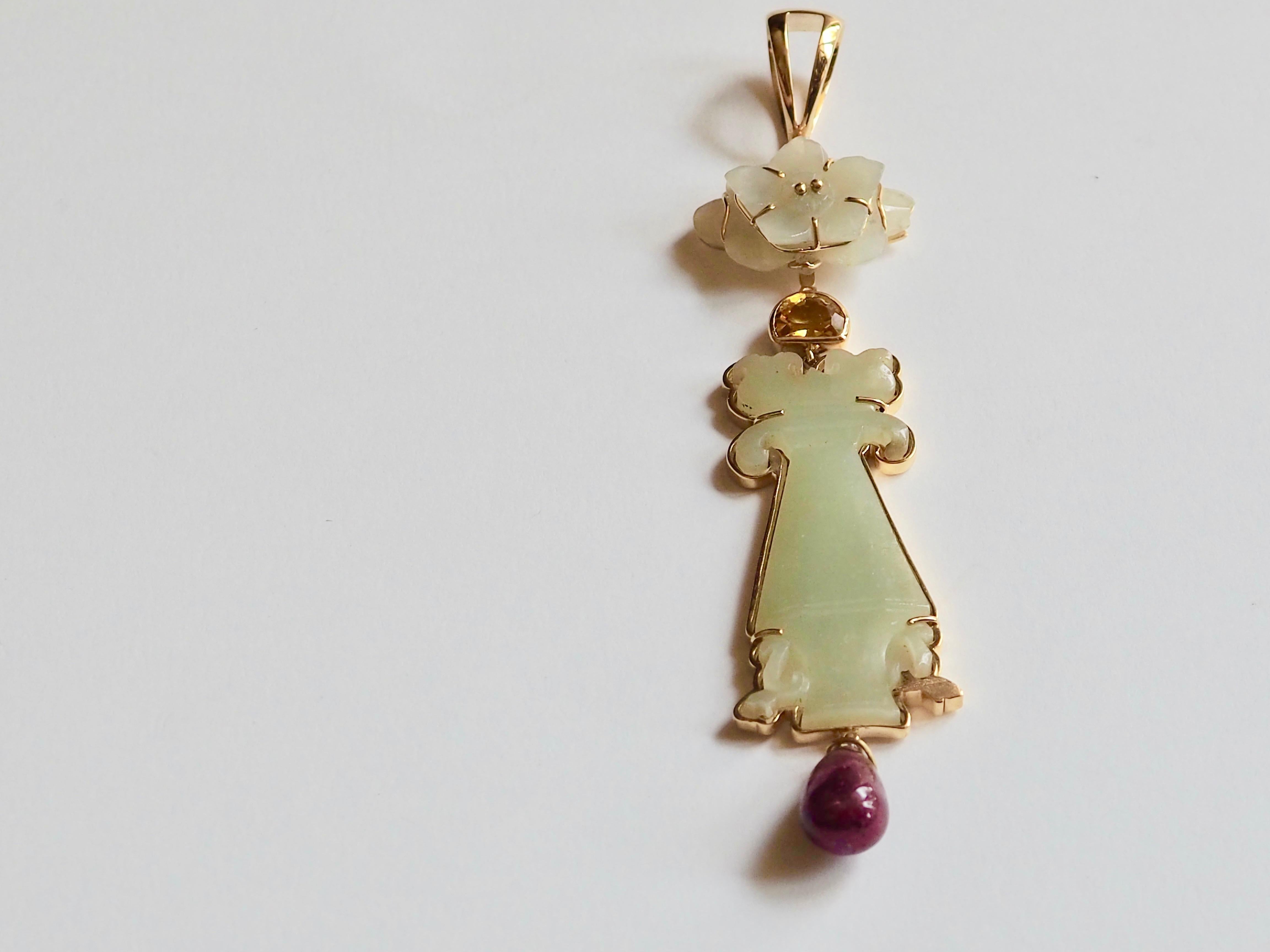 Pendentif en jade impérial anciennement sculpté en Chine, citrine, goutte de rubis, or.
Longueur totale 11cm.
Tous les bijoux sont neufs et n'ont jamais été portés ou possédés auparavant. Chaque article arrivera à votre porte joliment emballé dans