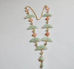 Lange Halskette aus 18 Karat Gold mit geschnitztem, antikem Jade-Rosenquarz und Rosenquarz