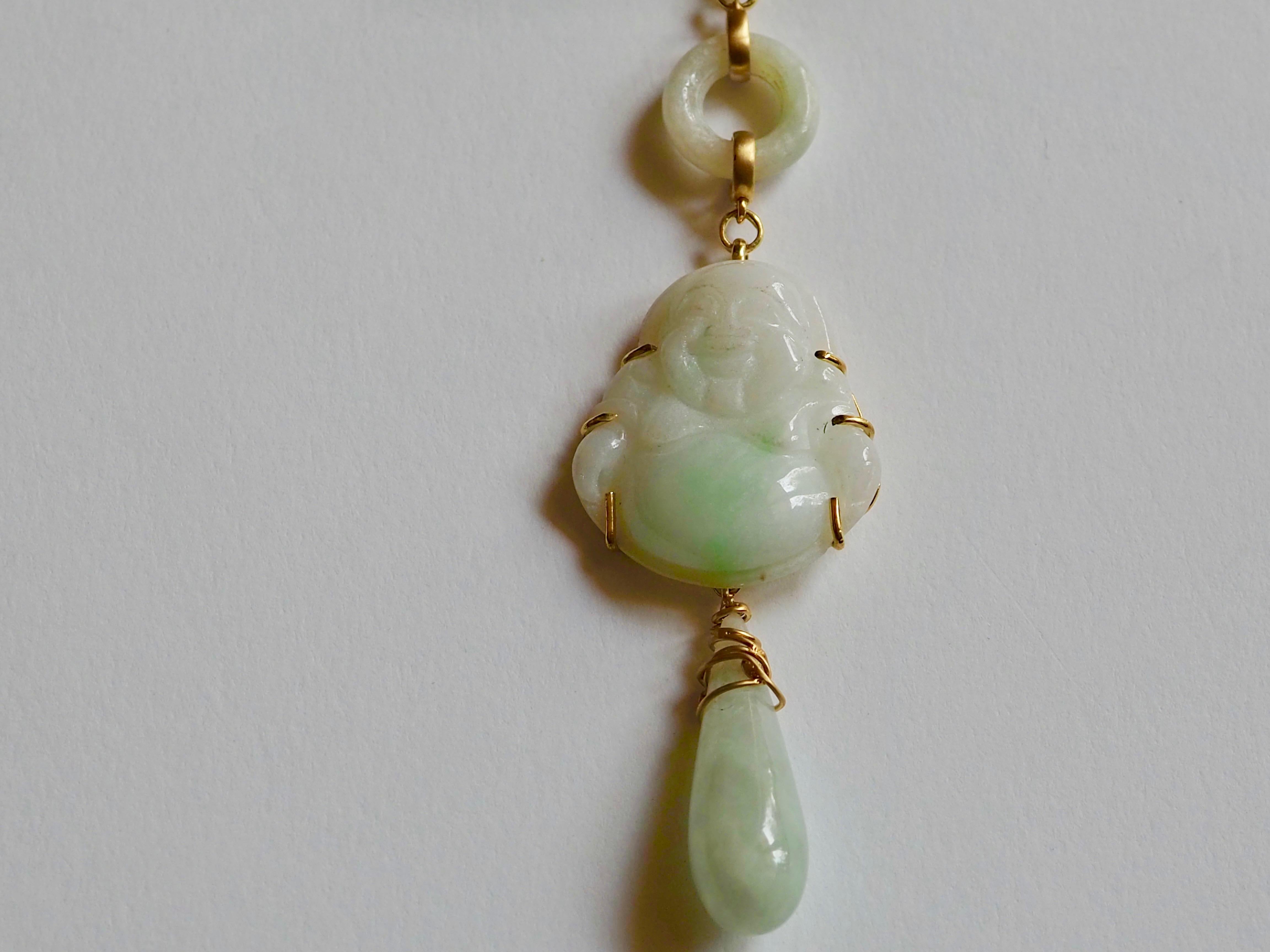 Long collier d'antiquités sculpté en or 18 carats, jade et quartz rose Neuf - En vente à Milan, IT