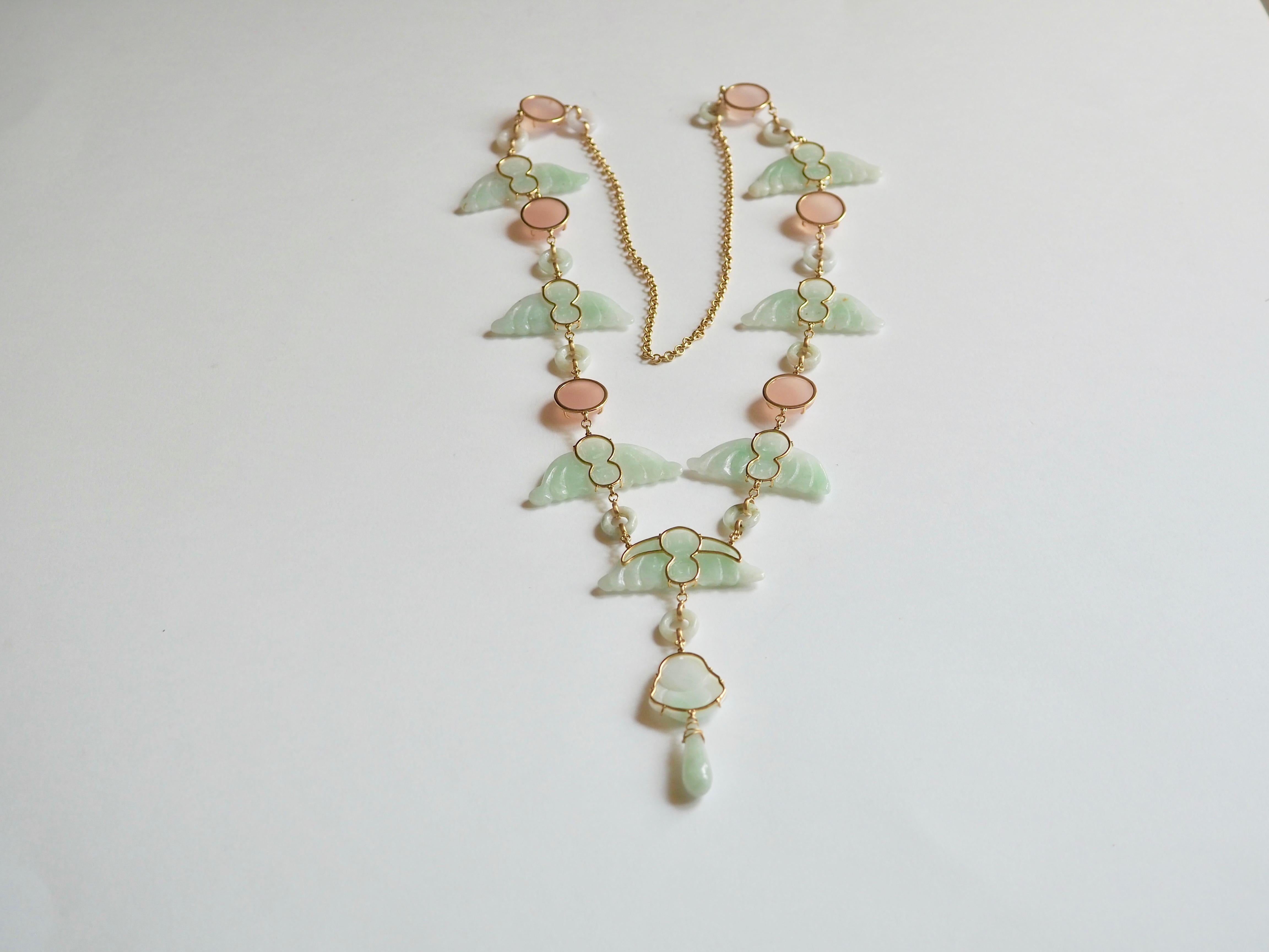 Long collier d'antiquités sculpté en or 18 carats, jade et quartz rose Pour femmes en vente