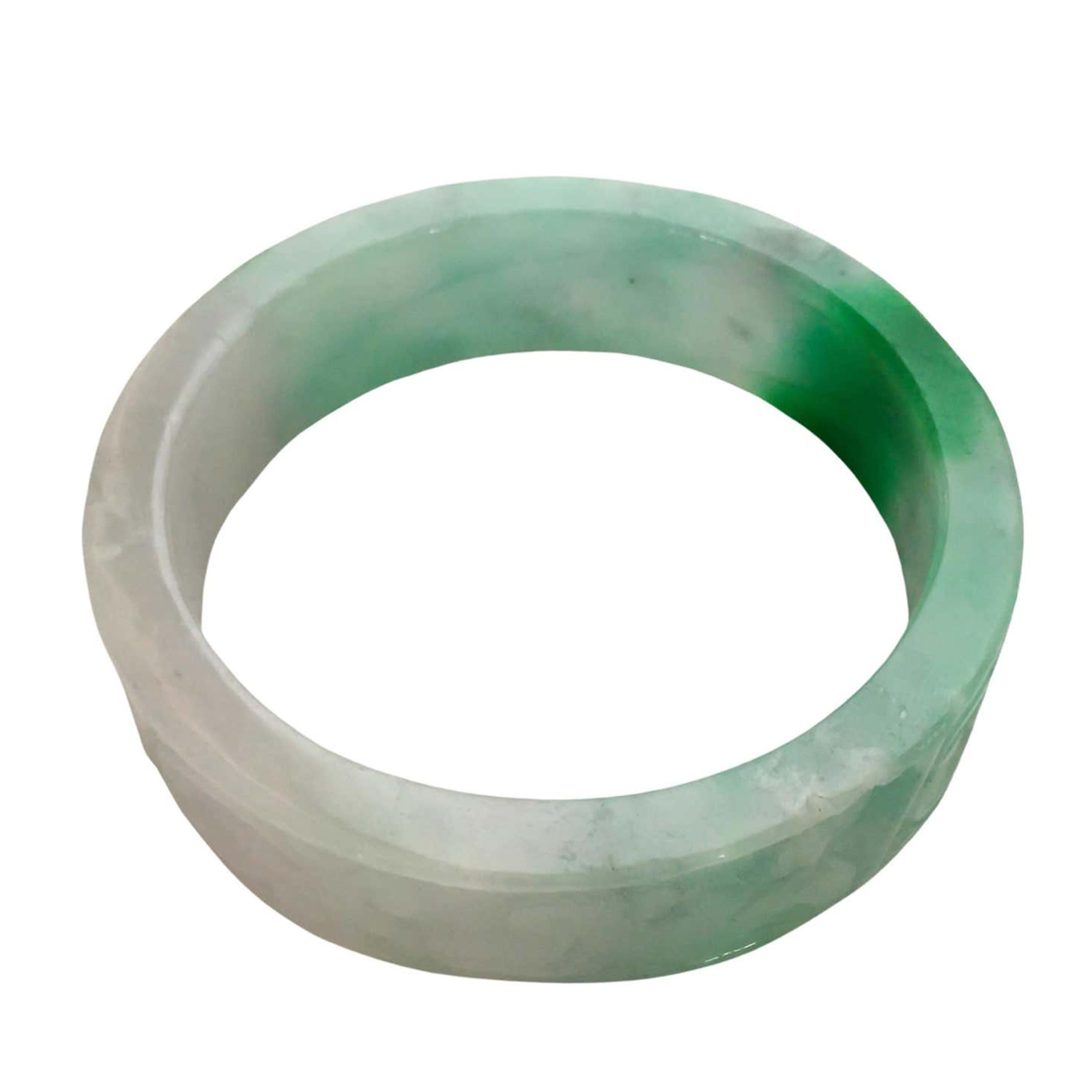 Apple Green and White Carved Jade Bangle Bracelet In Good Condition For Sale In Rotterdam, NL