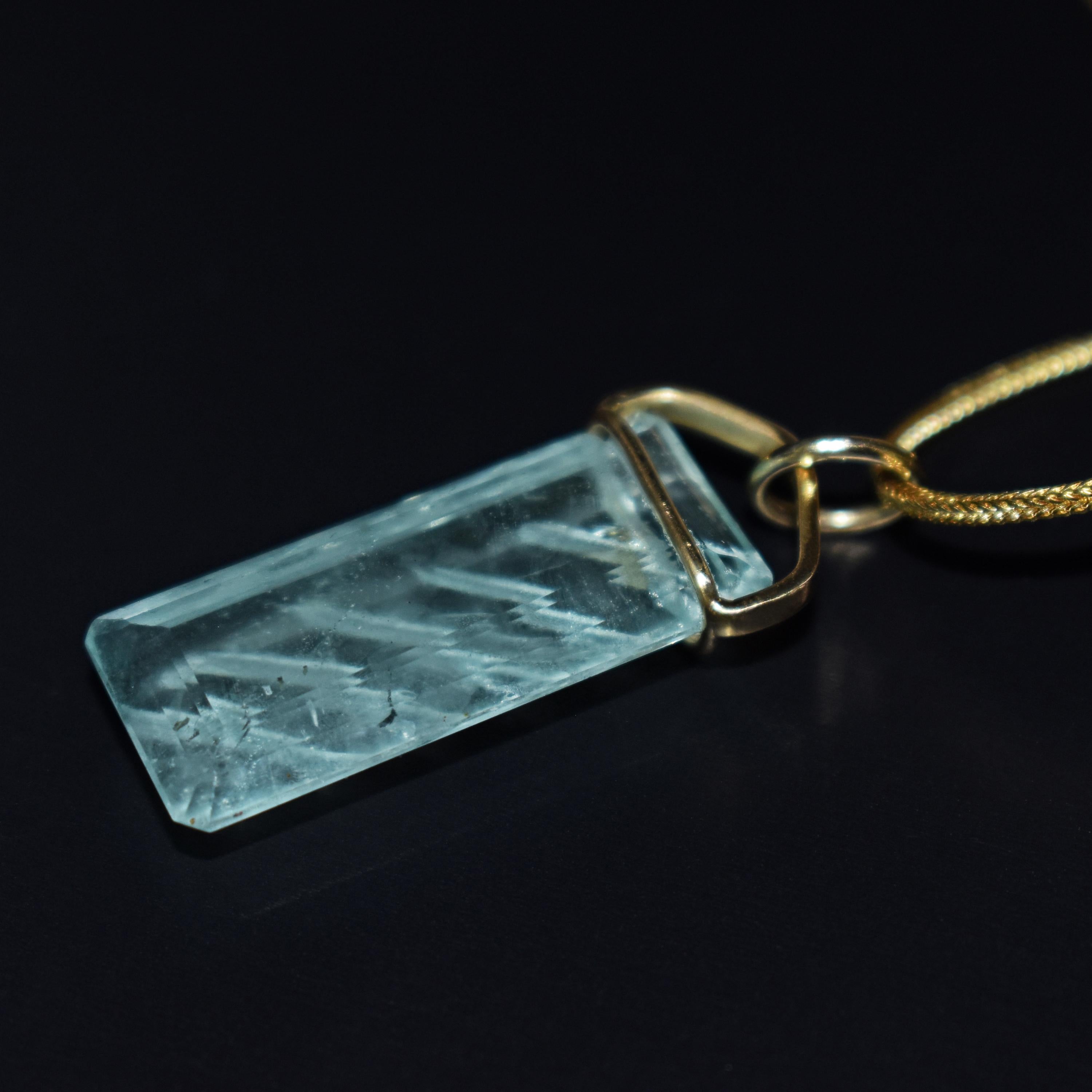 Carved Aquamarine 18 Karat Gold Pendant Necklace In New Condition For Sale In Naples, FL