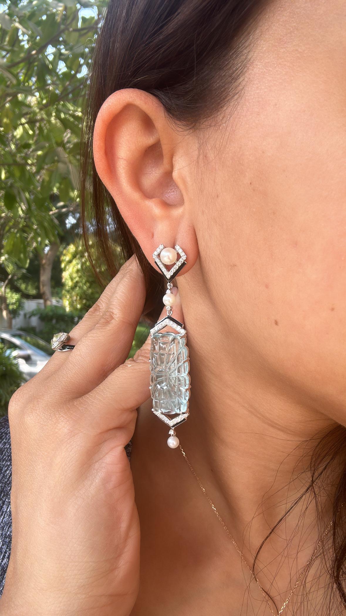 Carved Aquamarine, Freshwater Pearls, Black Enamel & Diamonds Chandelier Earring For Sale 4